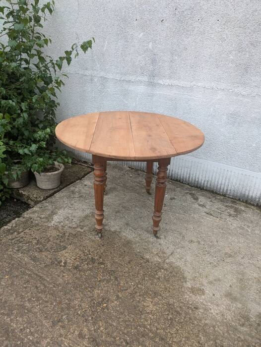 Round table with folding sides