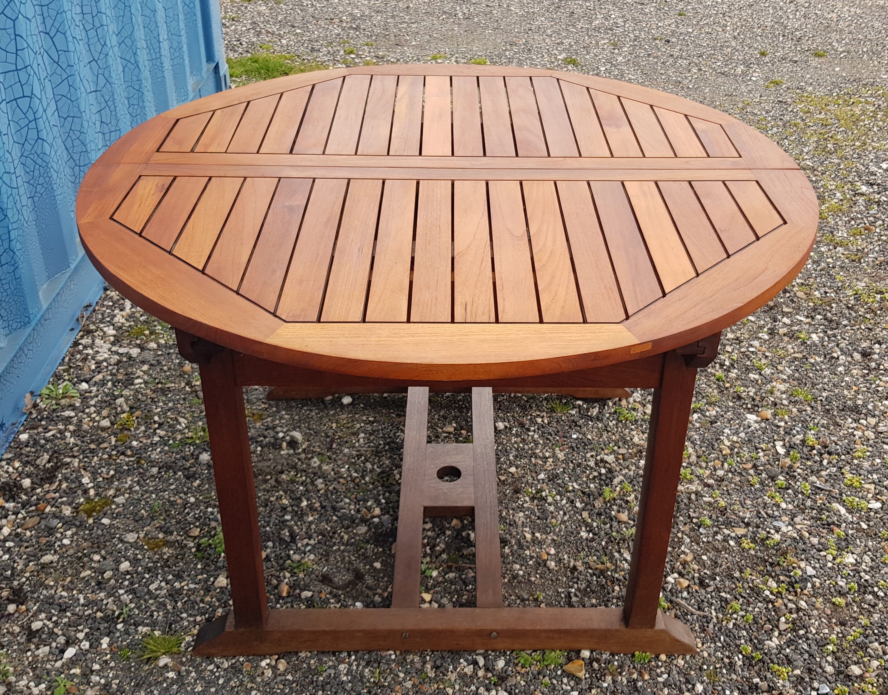 Stretchable garden dining table in solid teak