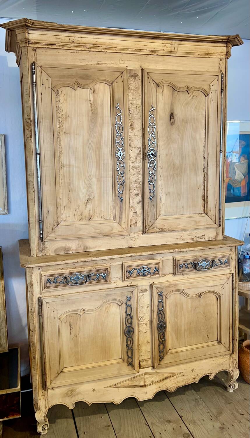 Buffet of two Saintonge bodies