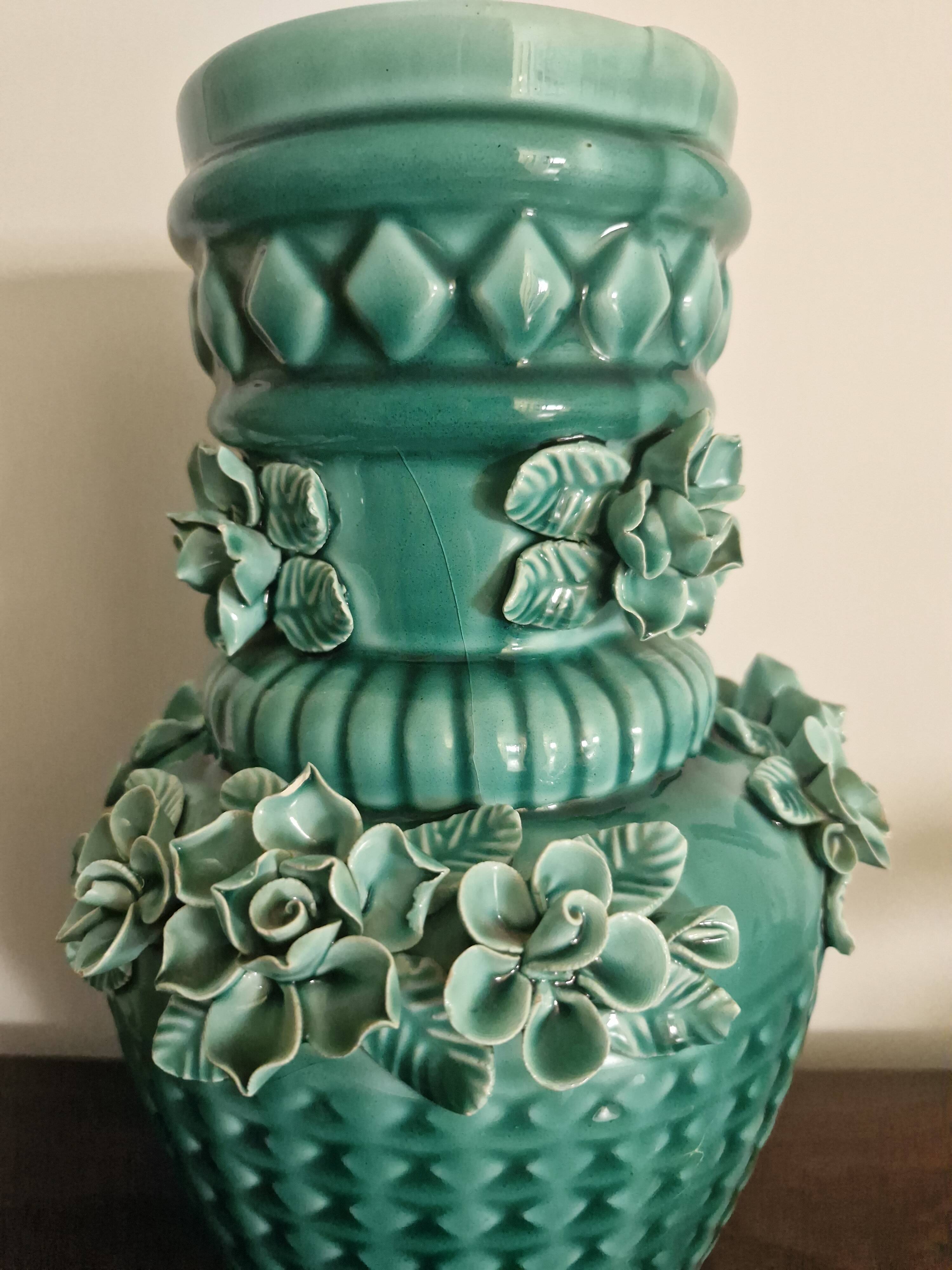 Vase ancien en barbotine bleu turquoise
