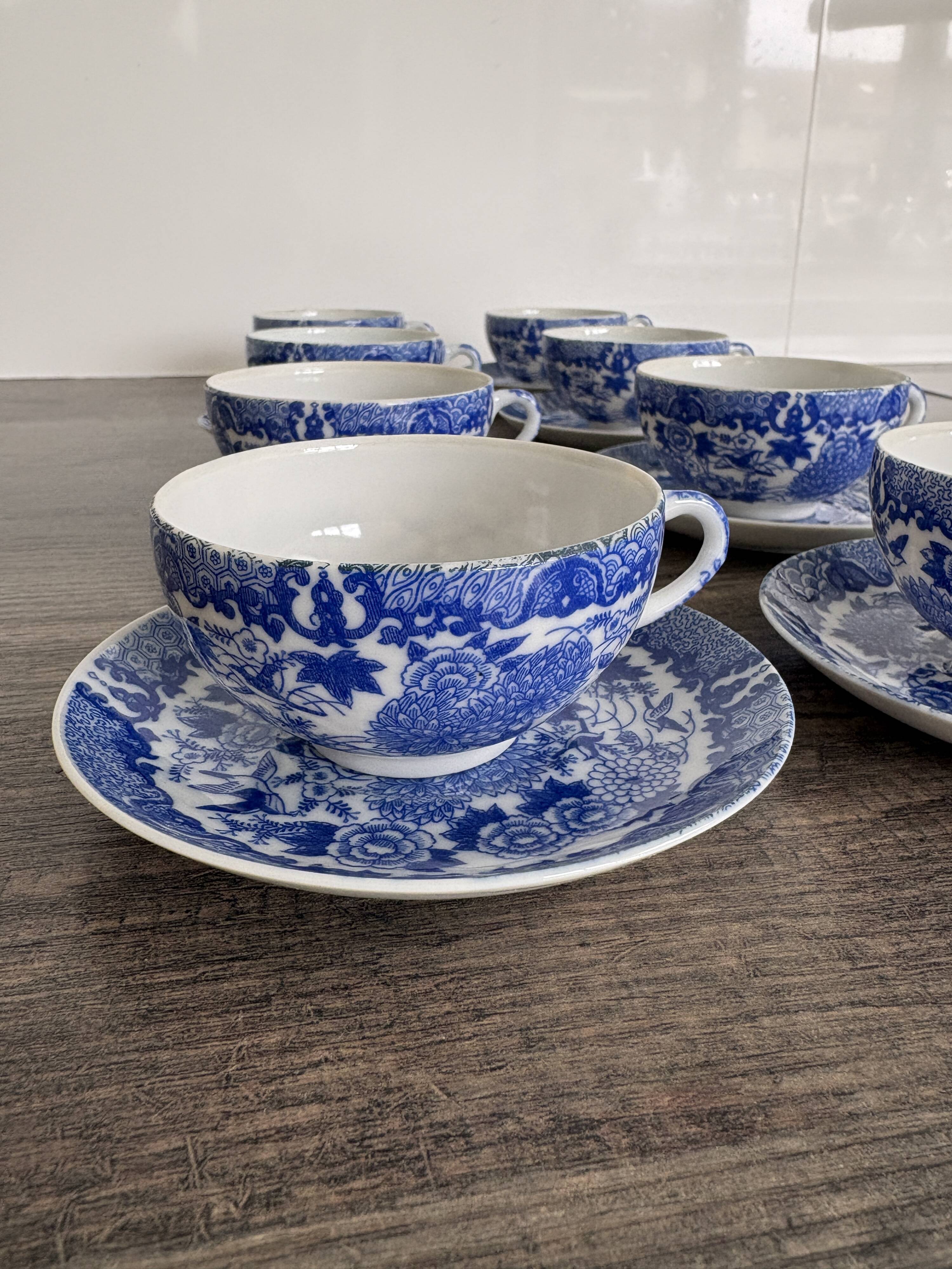 Service of 8 cups and saucers in Chinese blue porcelain.