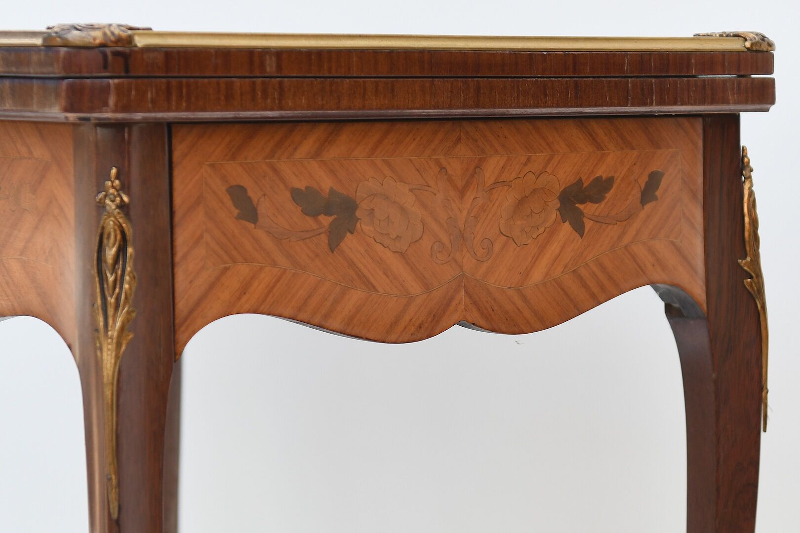 Table play in marquetry