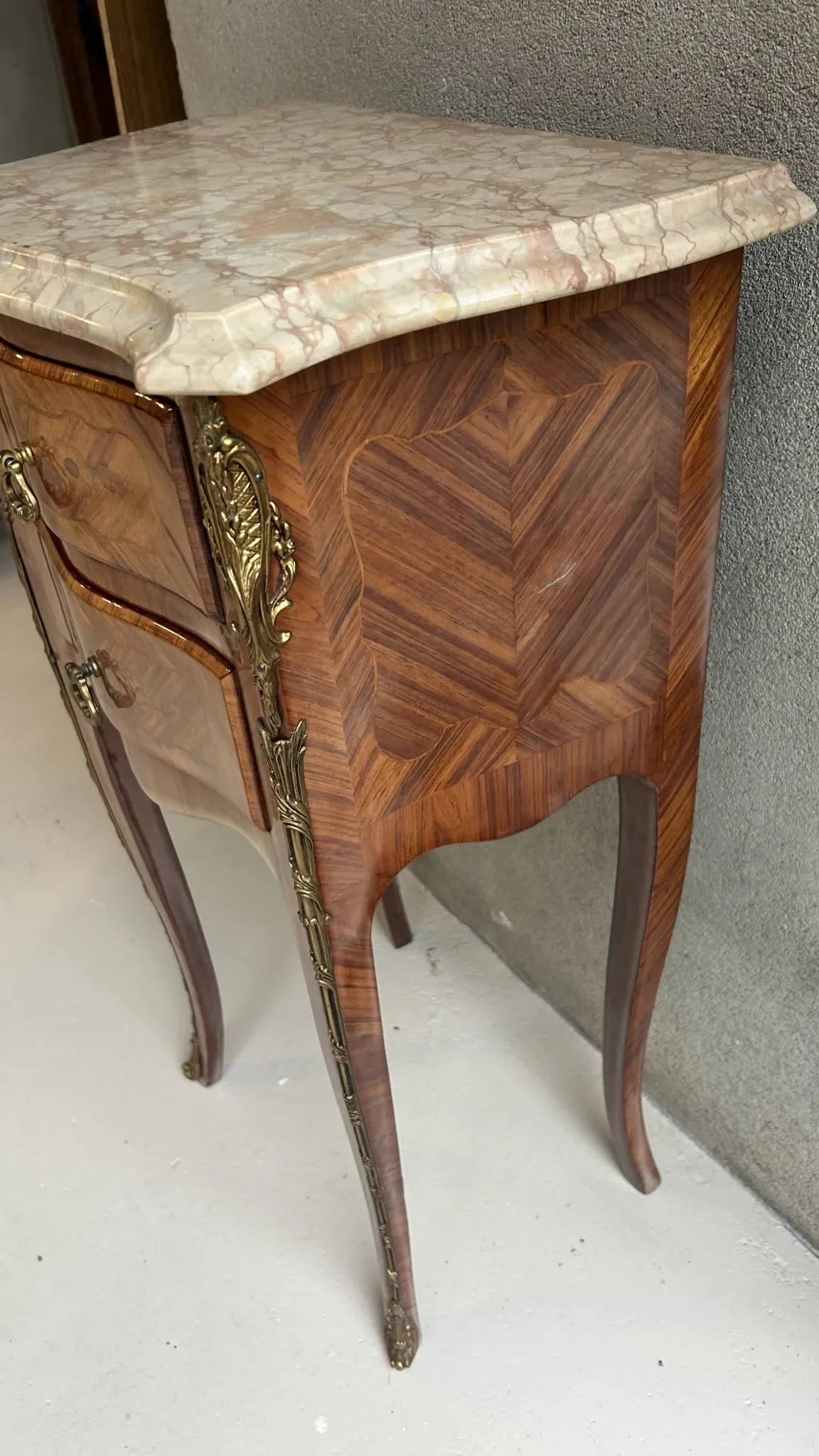 Table de chevet  style Louis XV en marqueterie et plateau m