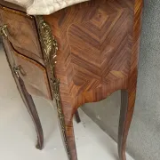 Table de chevet  style Louis XV en marqueterie et plateau m
