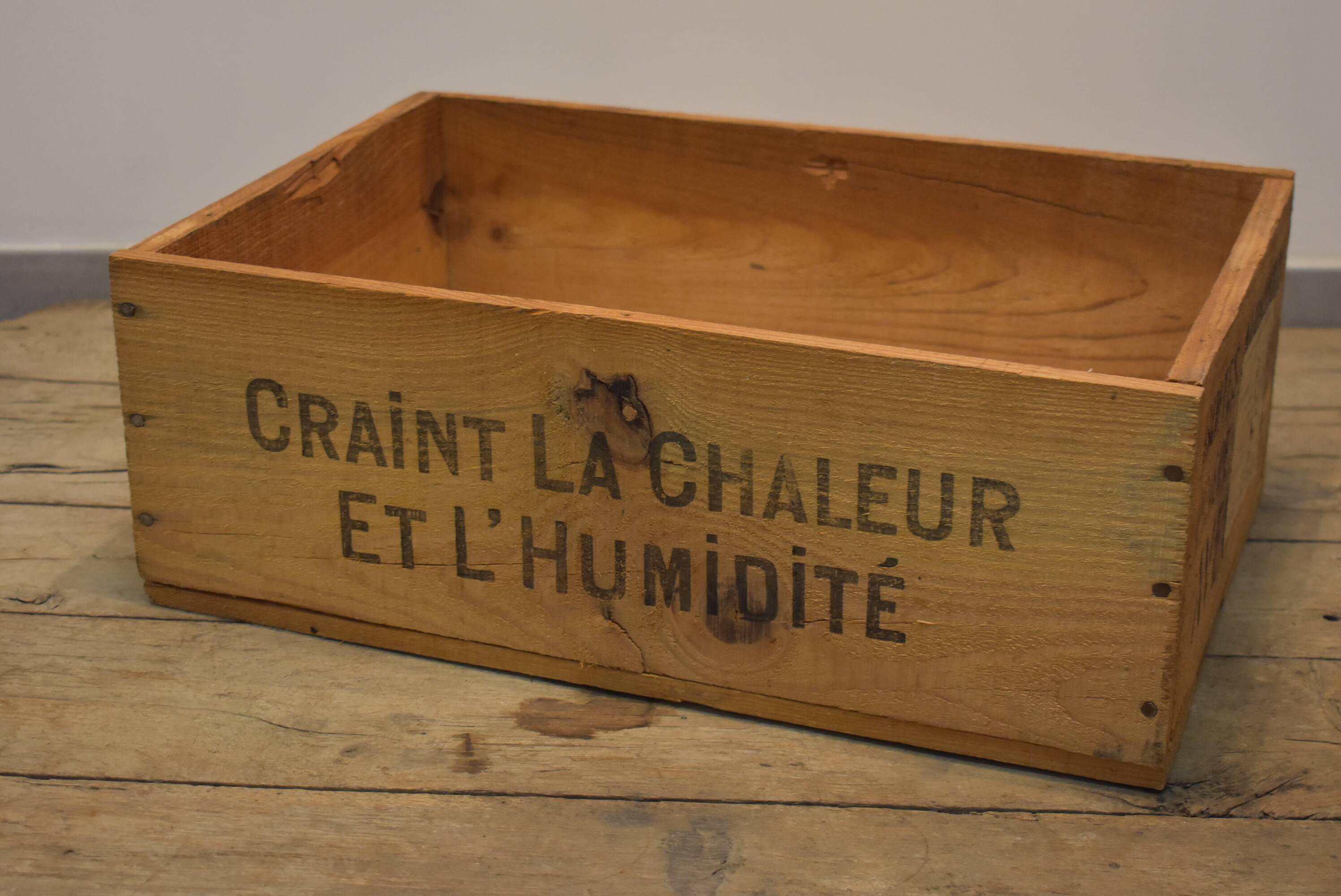 Wooden case of the Nestlé no1 brand