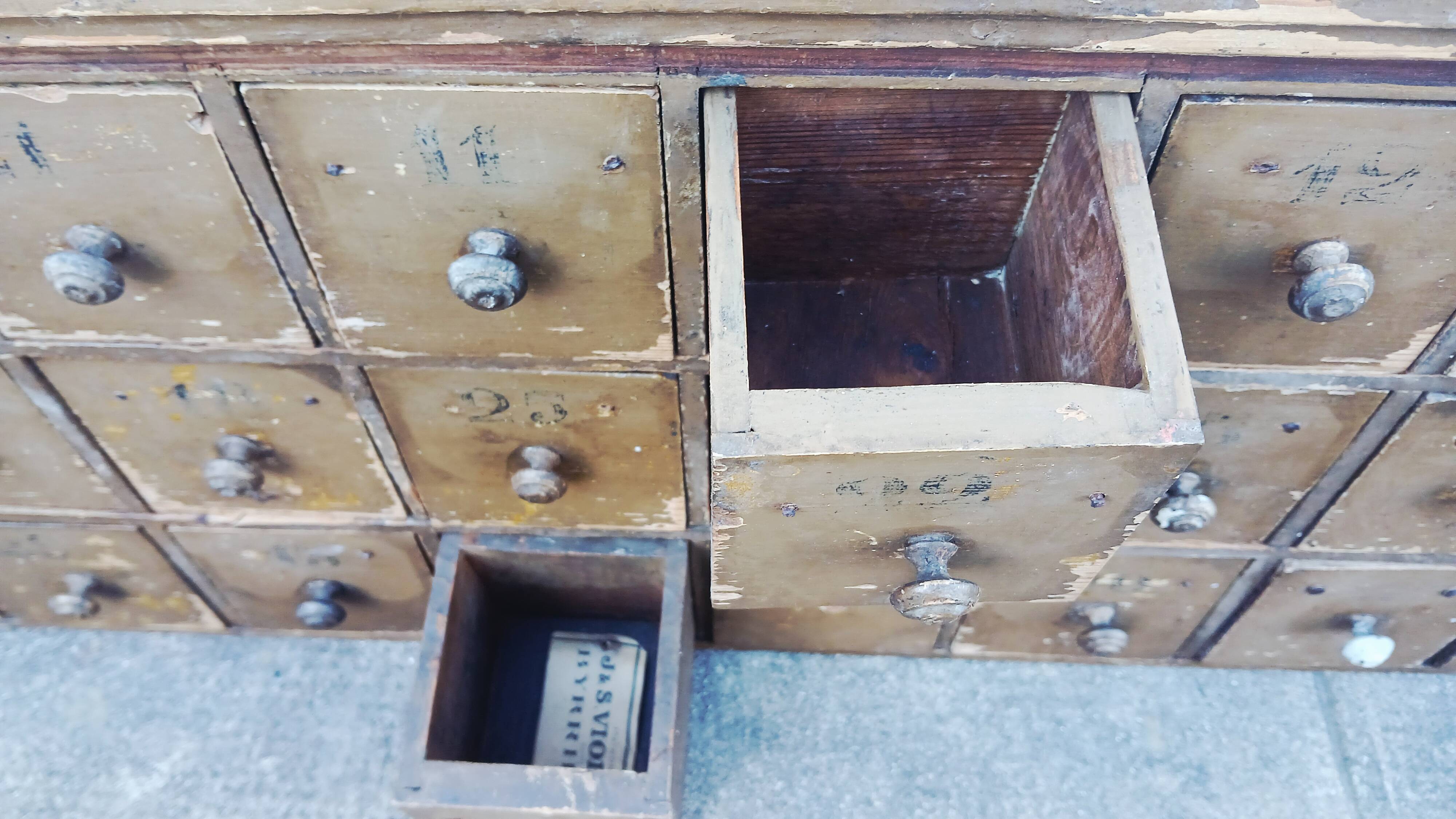 Workshop furniture with 30 drawers