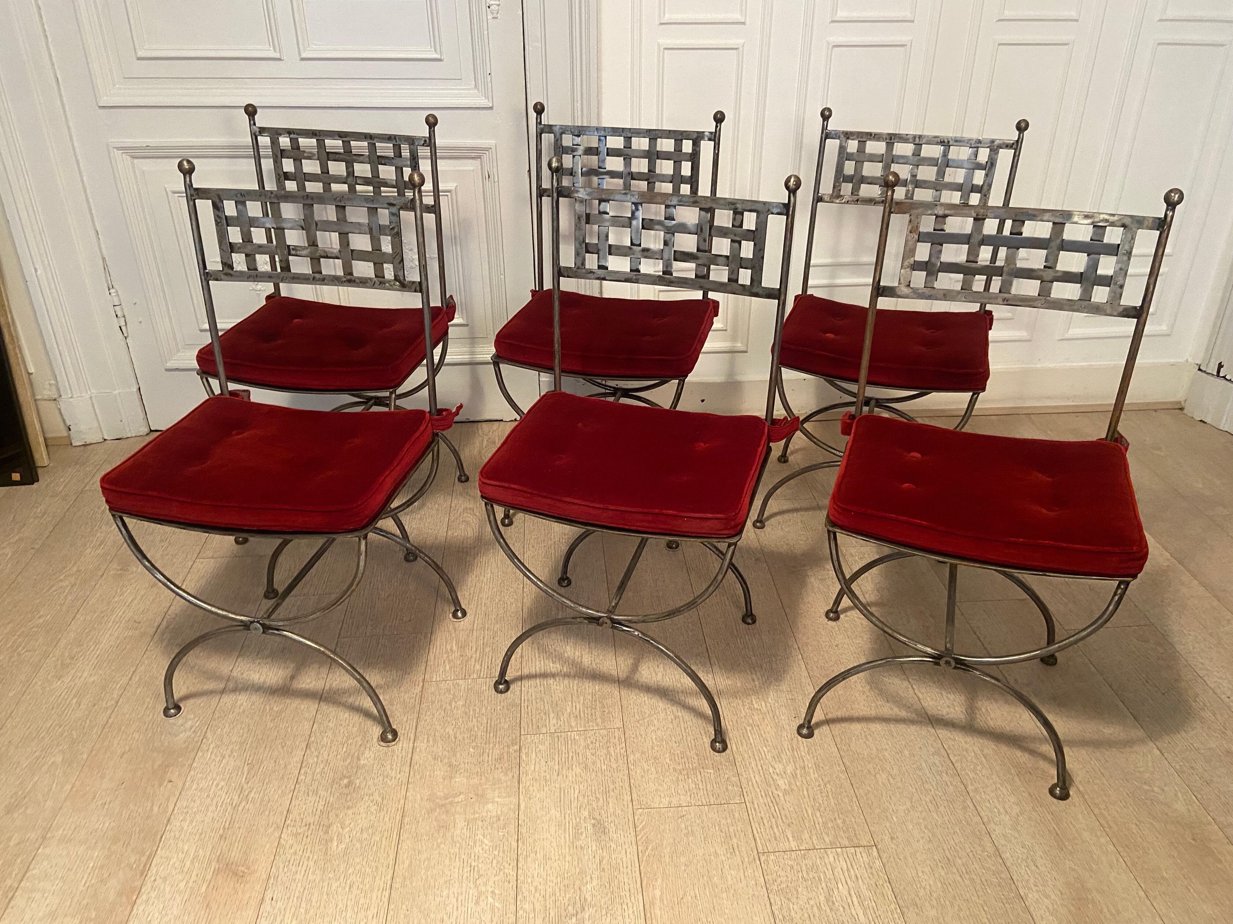 6 chaises curule en fer forgé avec assise en velours rouge