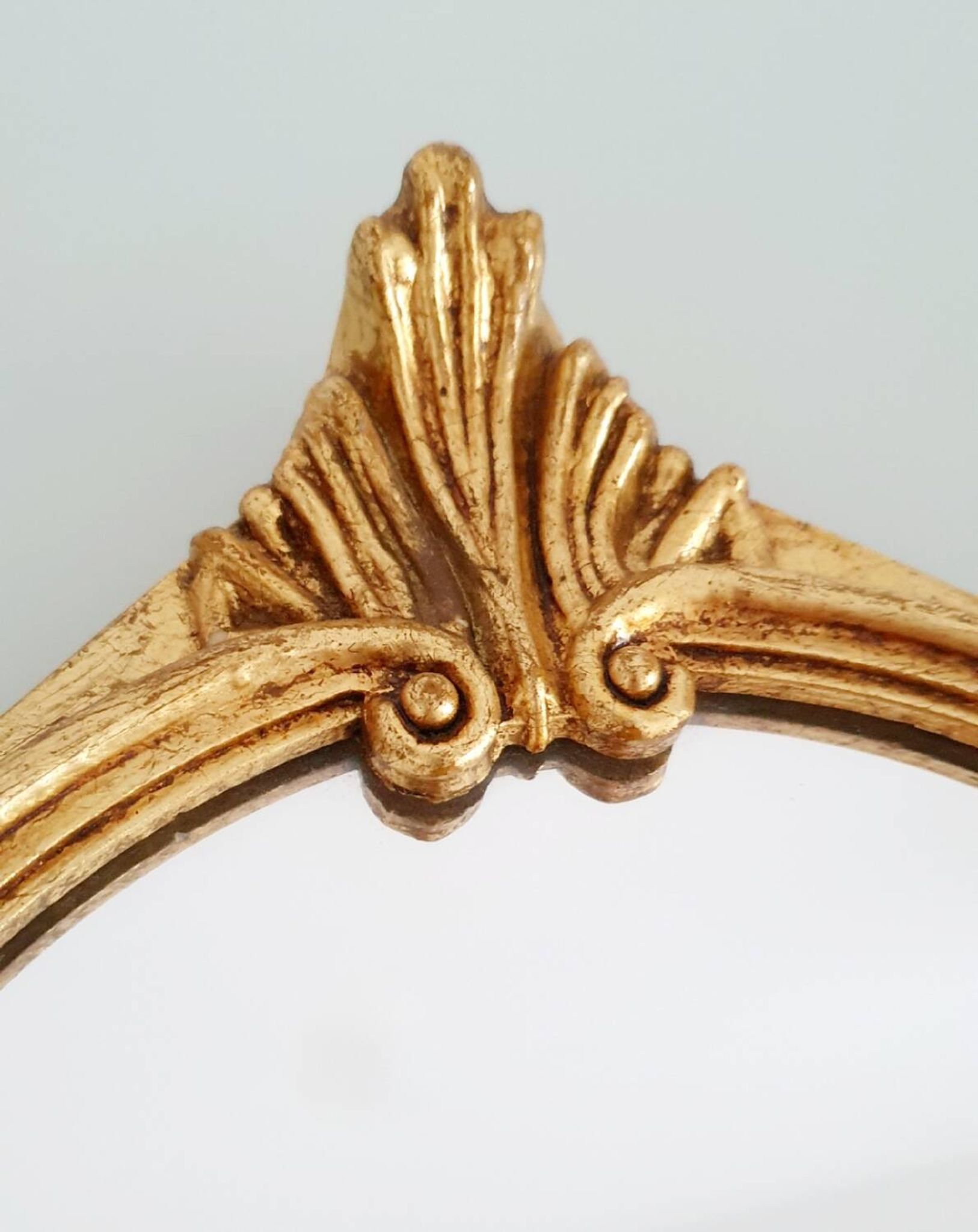 Miroir en bois doré à la feuille d'or