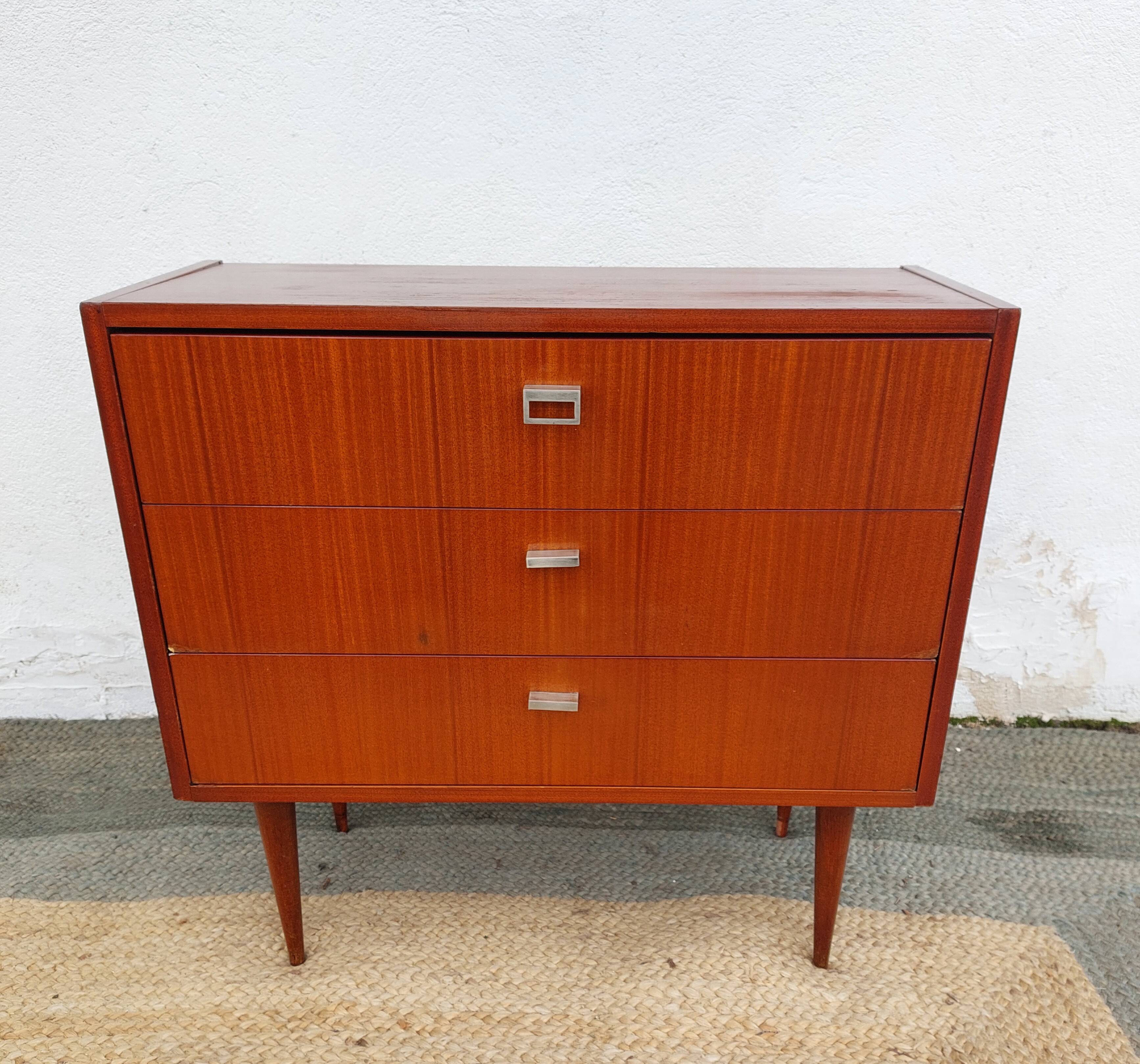 Vintage tapered leg chest of drawers