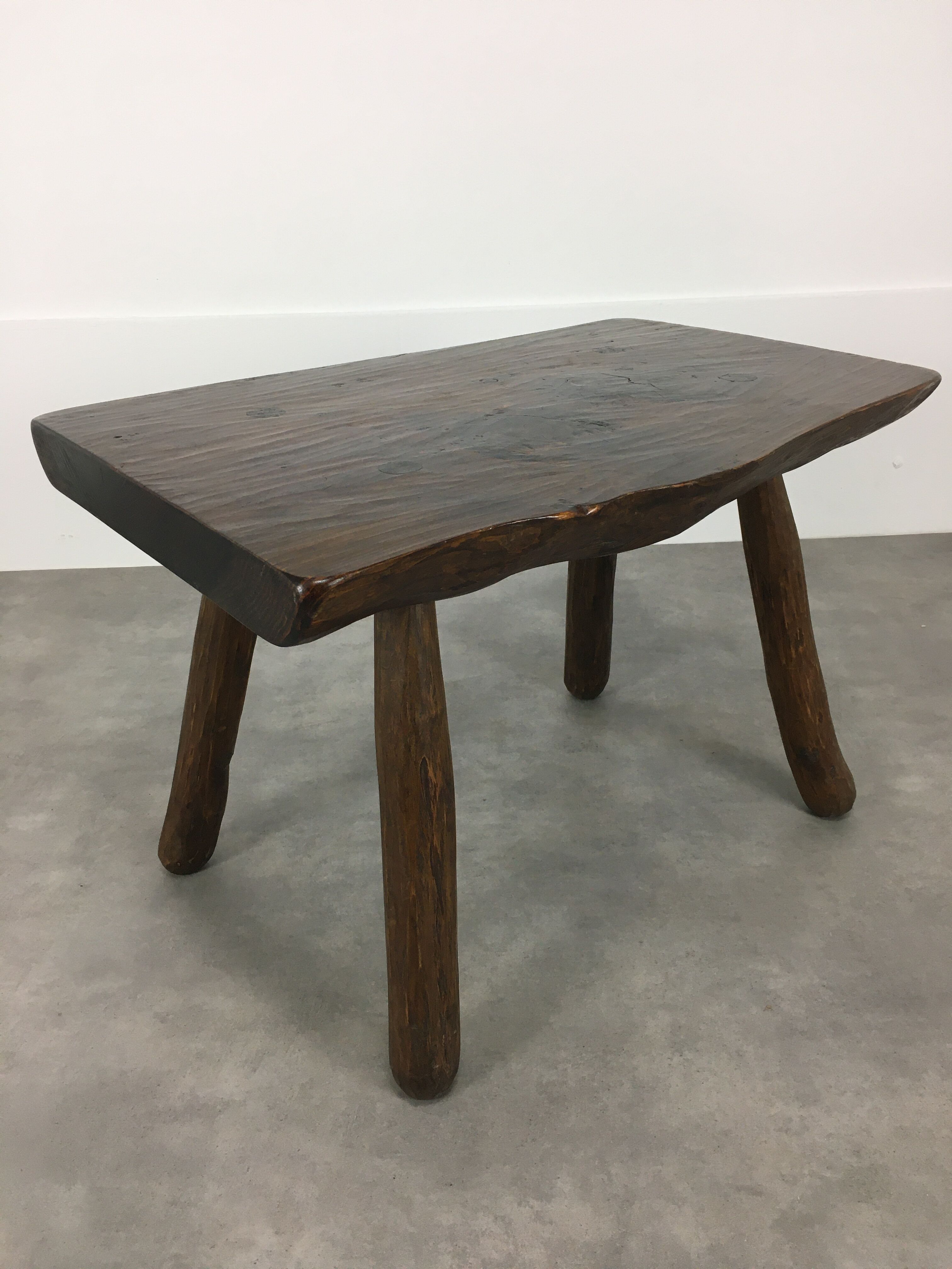 Coffee table brutalizes solid wood, tree trunk