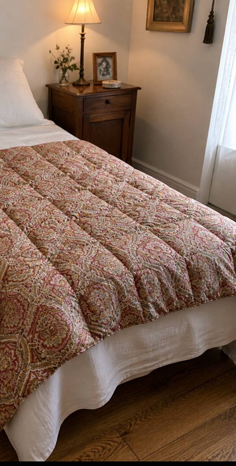 Vintage duvet/bedspread with a paisley pattern.