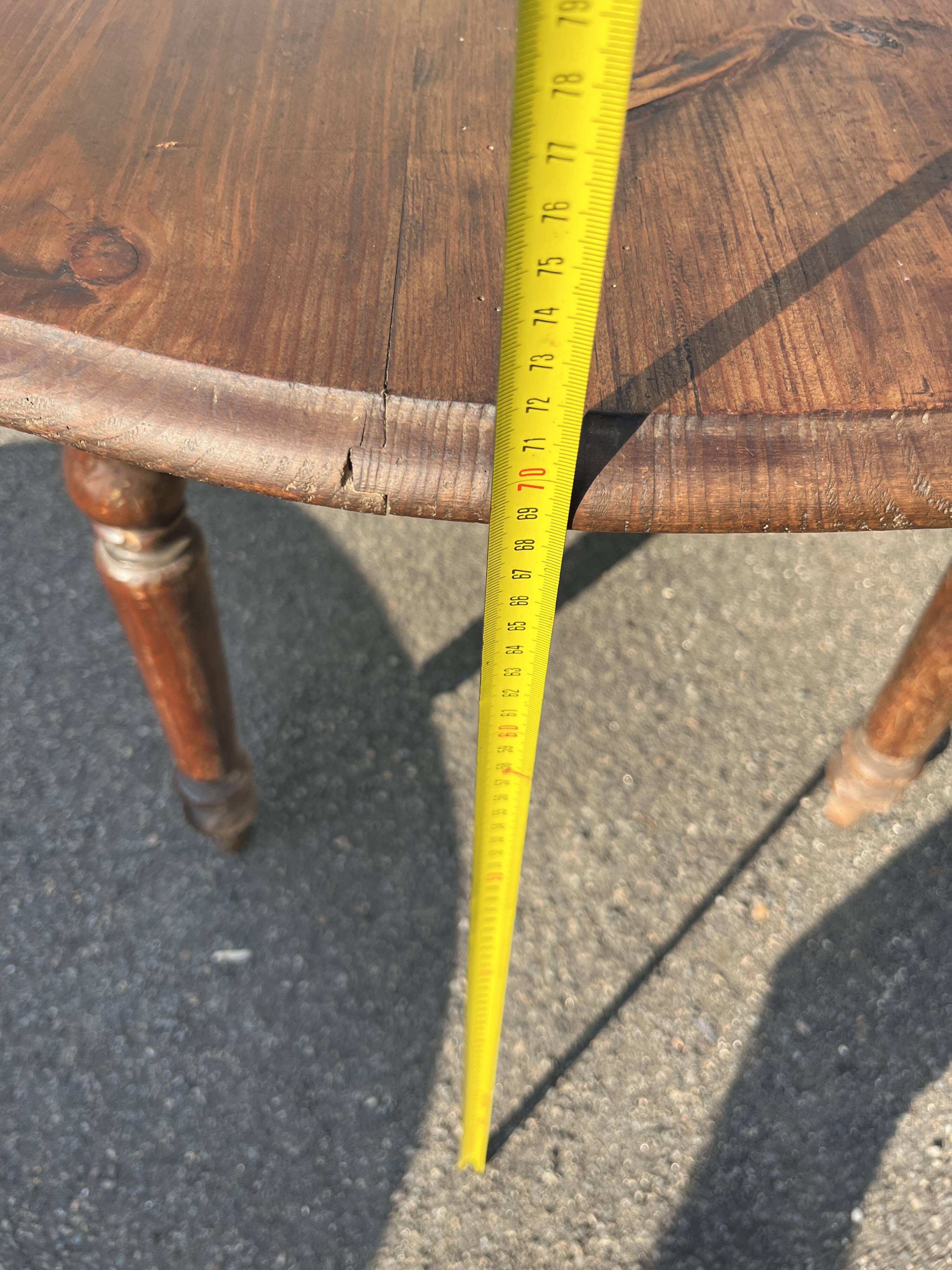 Round walnut table, turned legs in the Louis-Philippe style, late 19th century