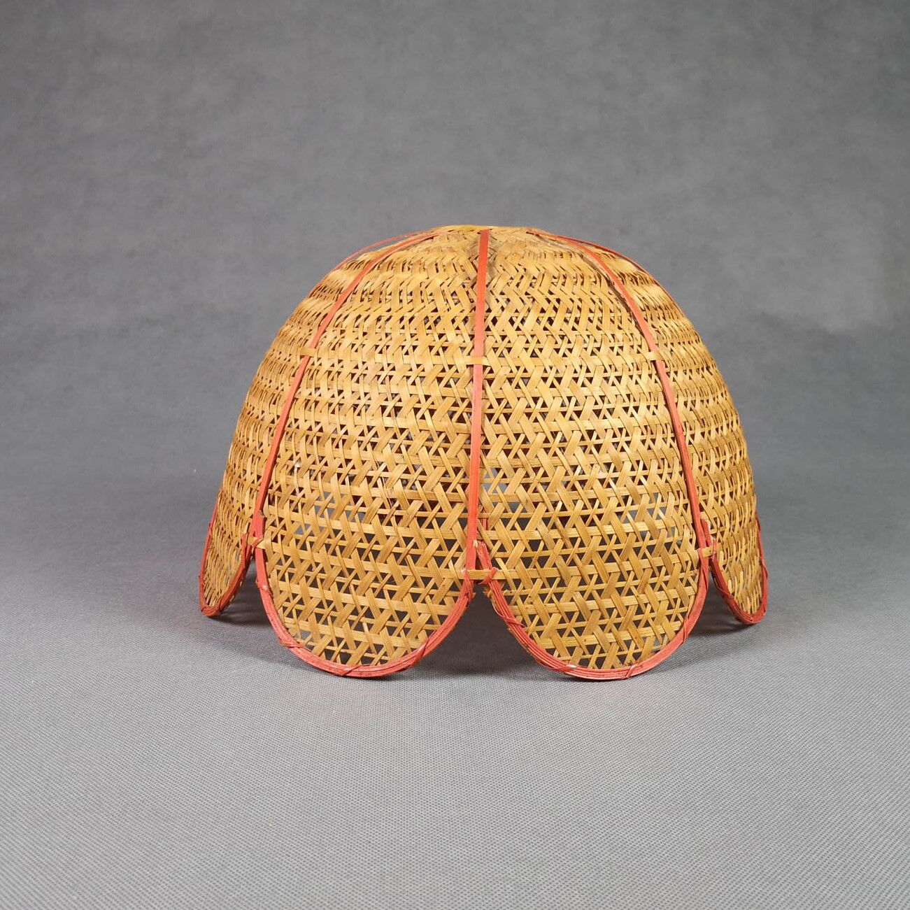 Vintage flower pendant lamp in braided and openwork rattan - Red edge