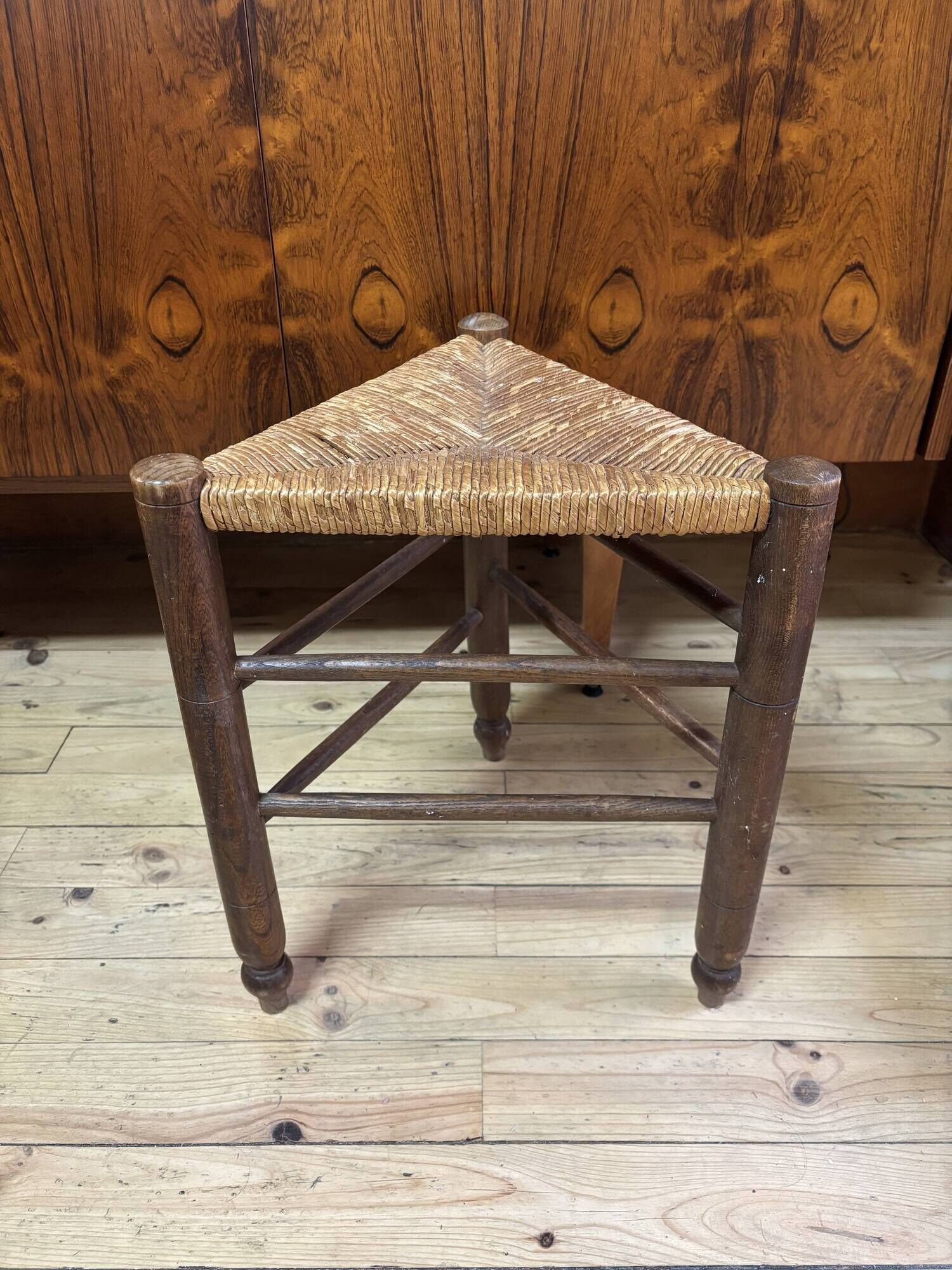 Série de 3 tabourets tripodes bois et paille