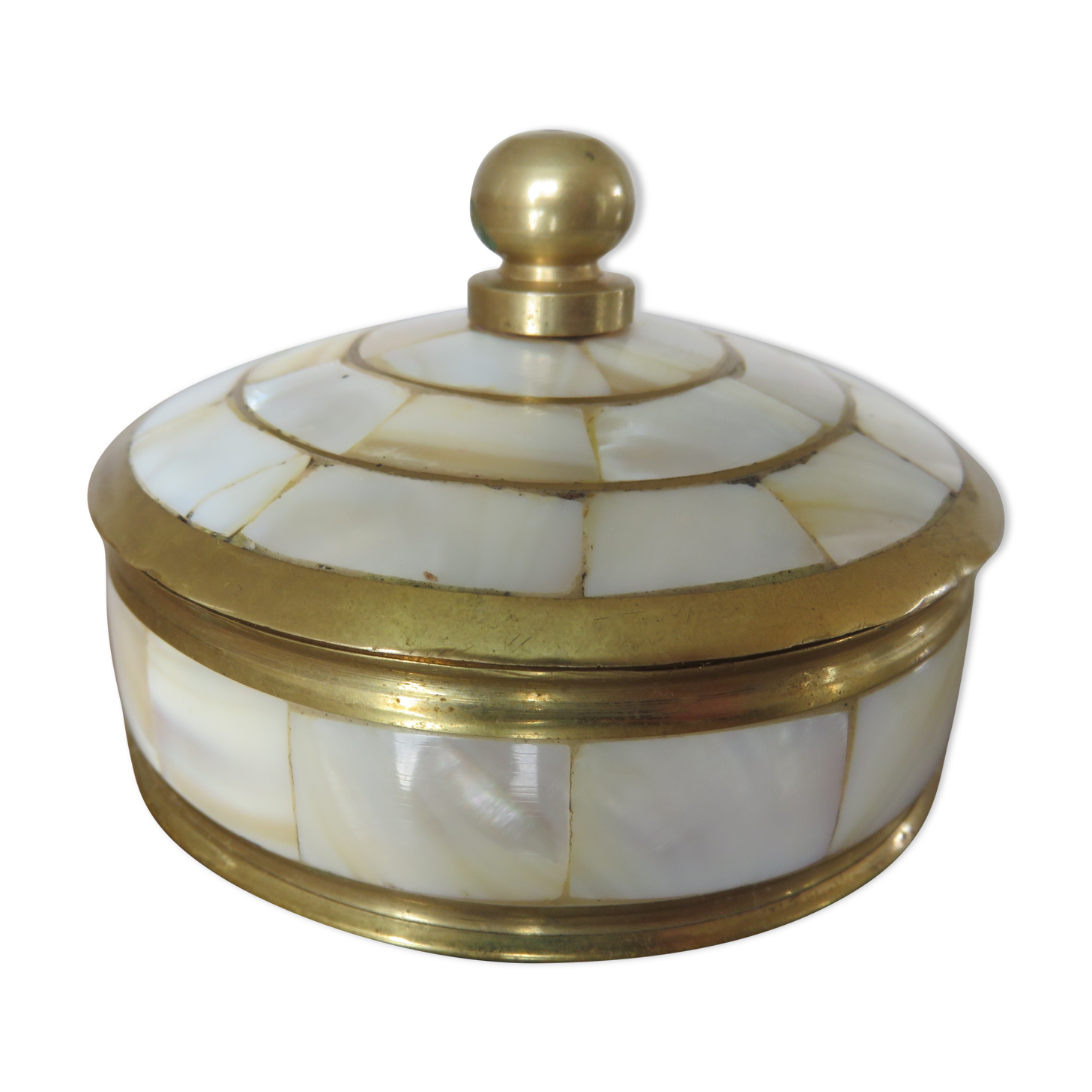 Round box in white mother-of-pearl and brass 60s 70s