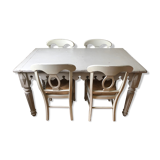 Table with solid wooden scallops and 4 chairs