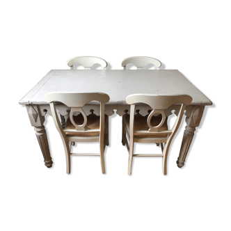 Table with solid wooden scallops and 4 chairs