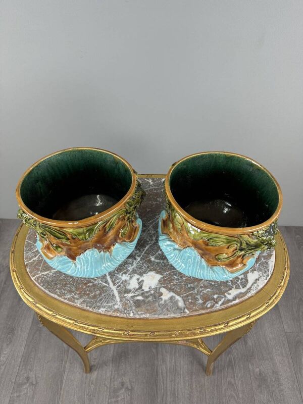 Paire de cache-pots en barbotine à décor de mascarons, XIXe siècle