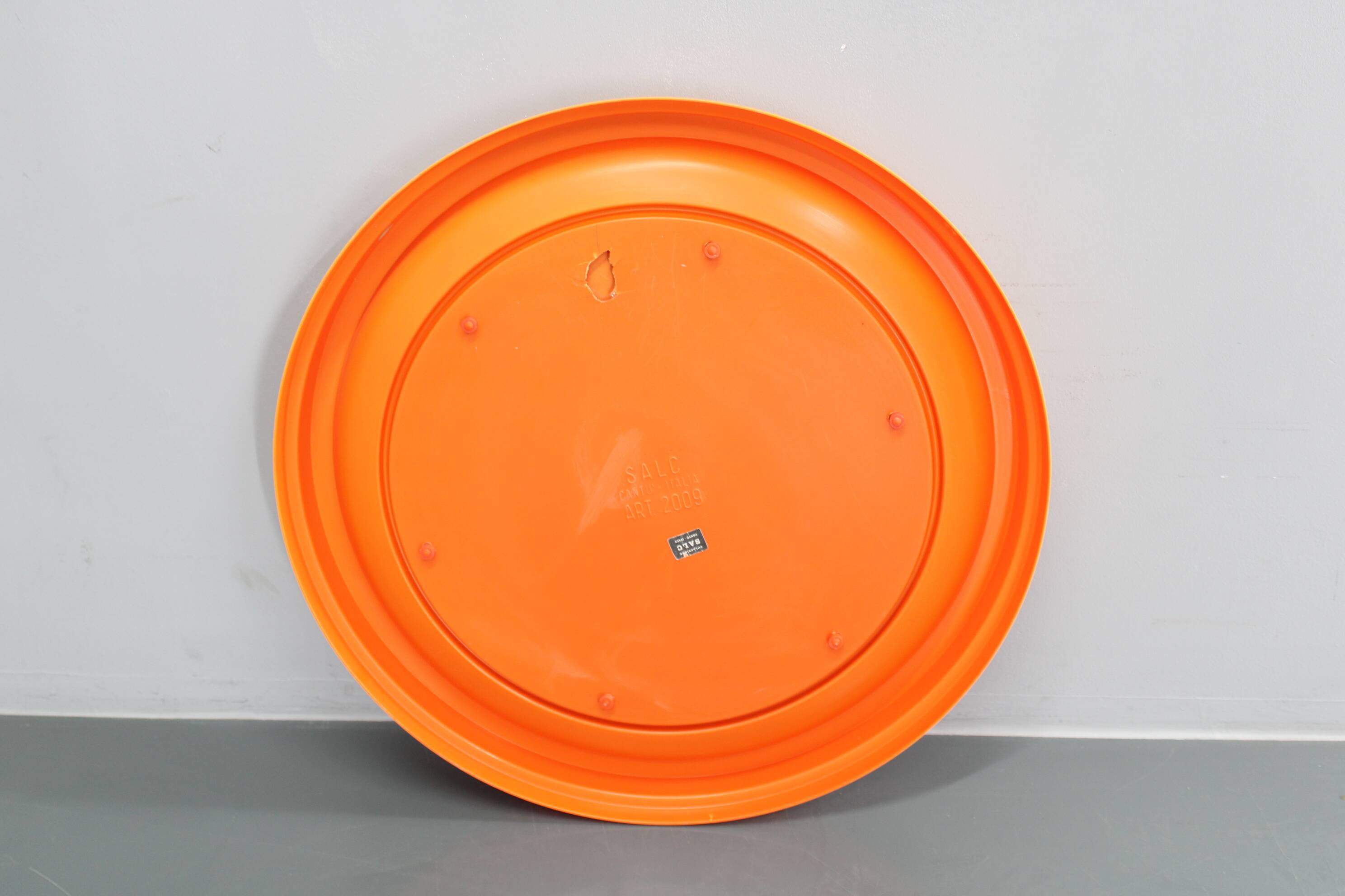 Miroir rond italien des années 1970 de la marque Salc, avec cadre en plastique jaune orangé.