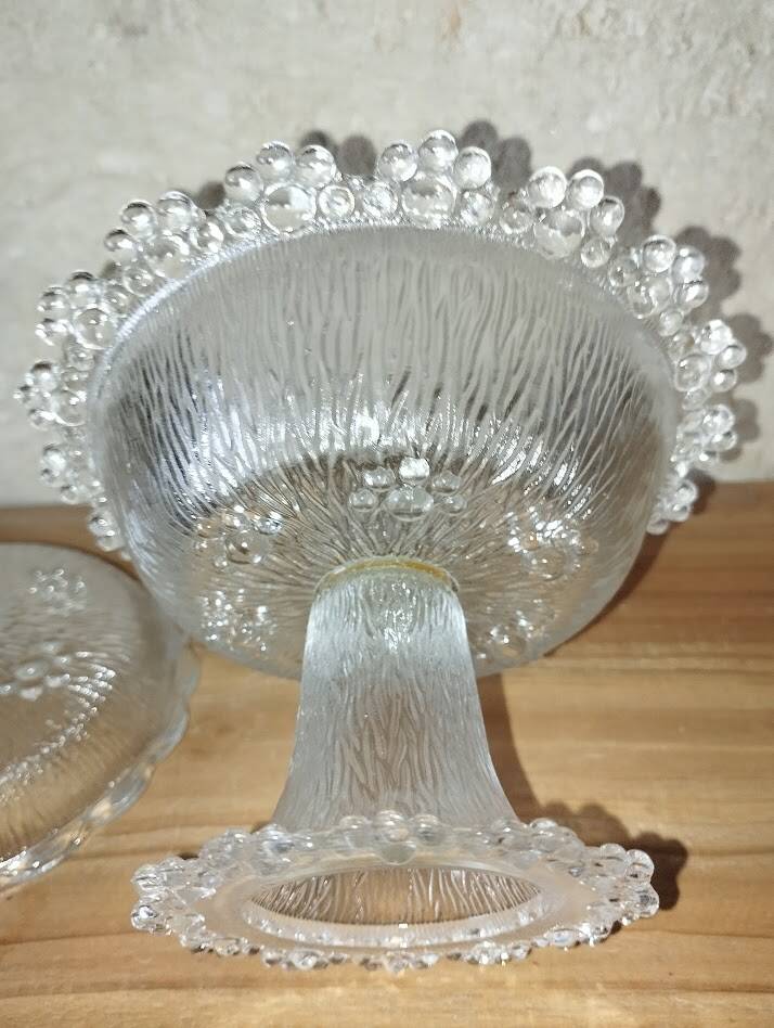 Bonbonnière sur pied en verre moulé – Décor texturé vintage