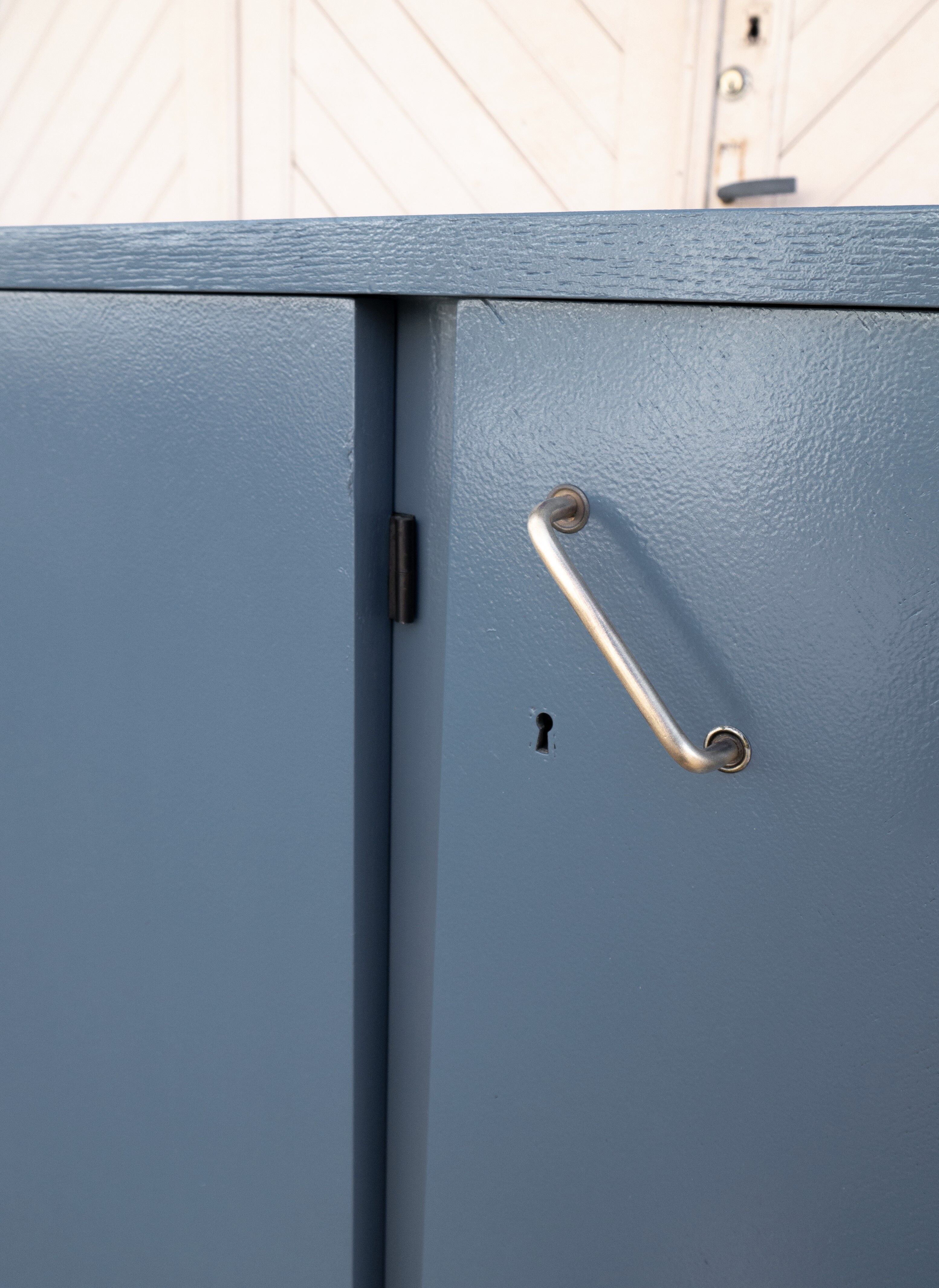 Sideboard feet compass