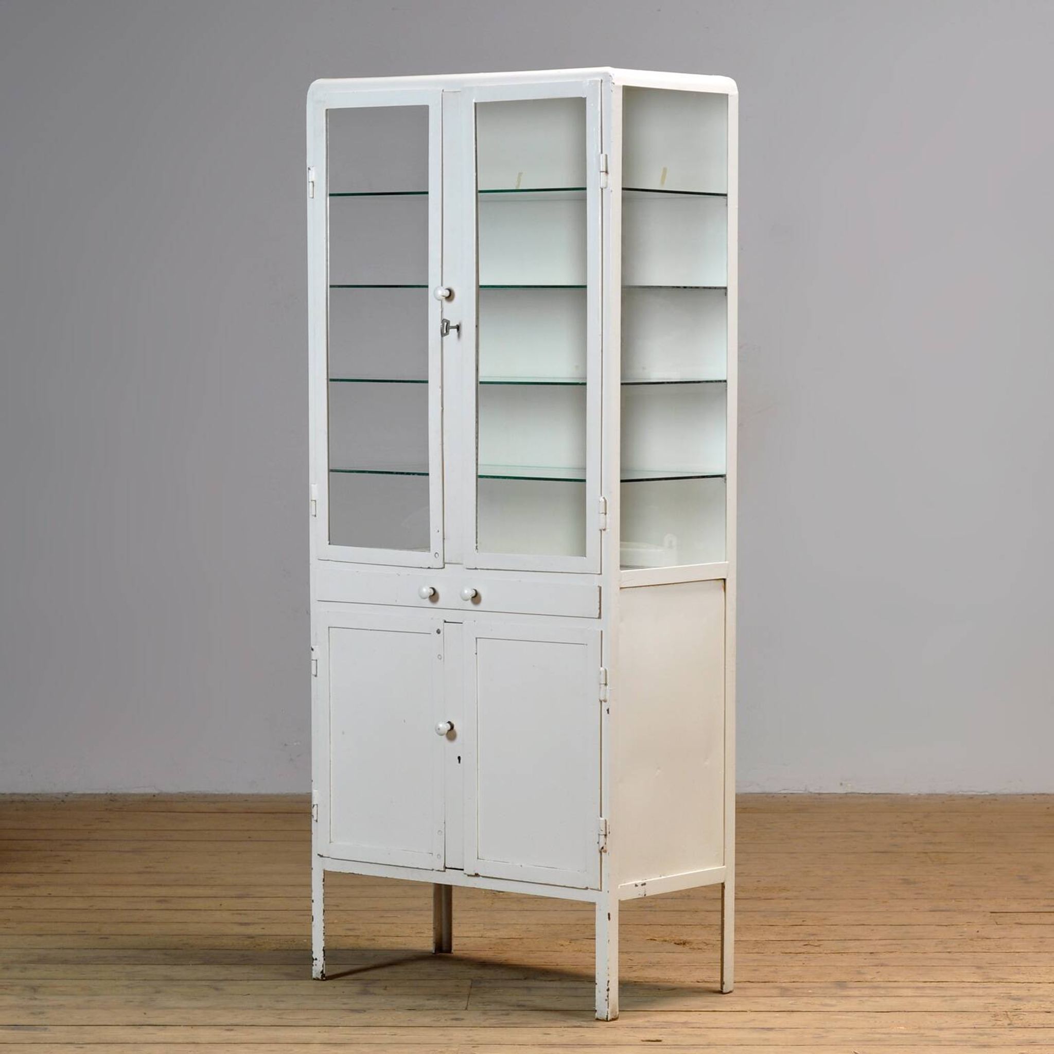 Armoire à pharmacie en fer, années 1950
