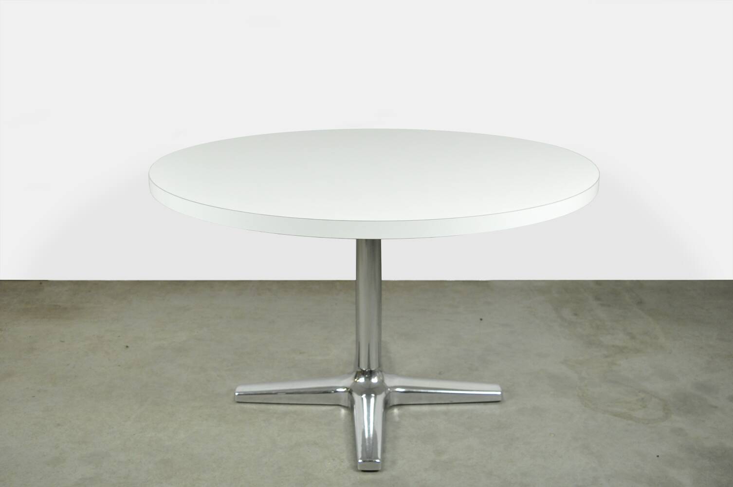 Vintage round 4-5- persons dining table by Pastoe, 1970s