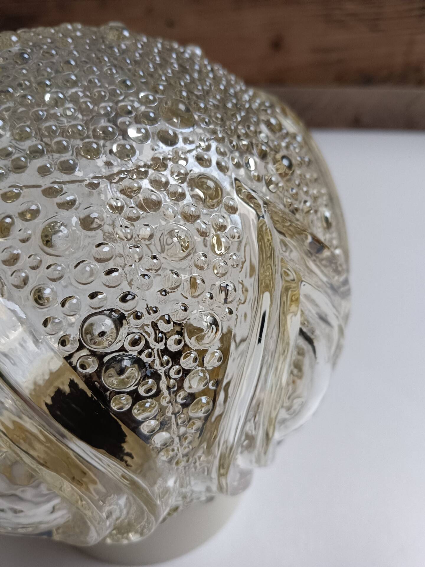 Round relief luminaire glass RZB and its electrifiable support.