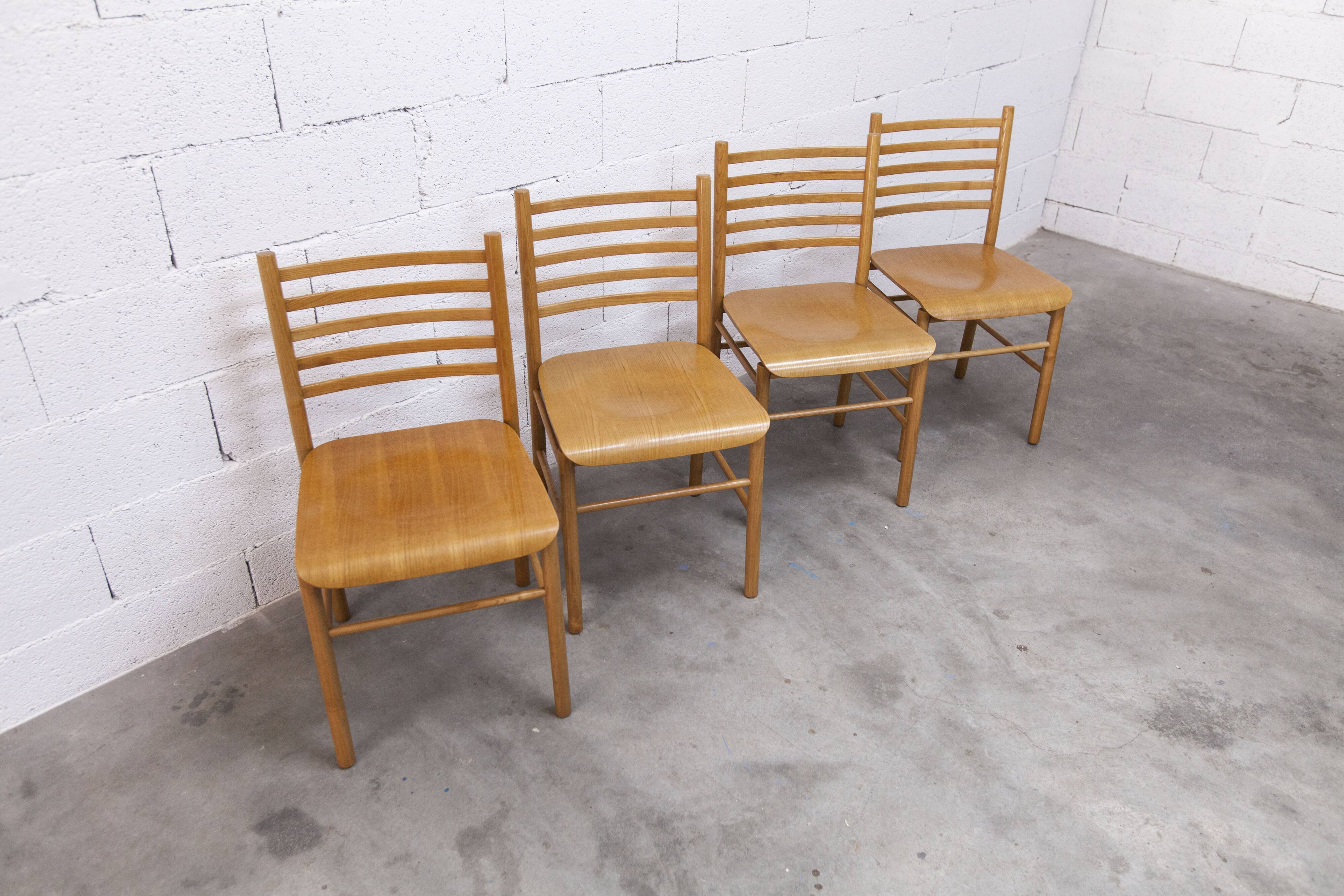 Danish ensemble transformable table 114 cm / 154 + 4 modernist chairs from the 1970s.