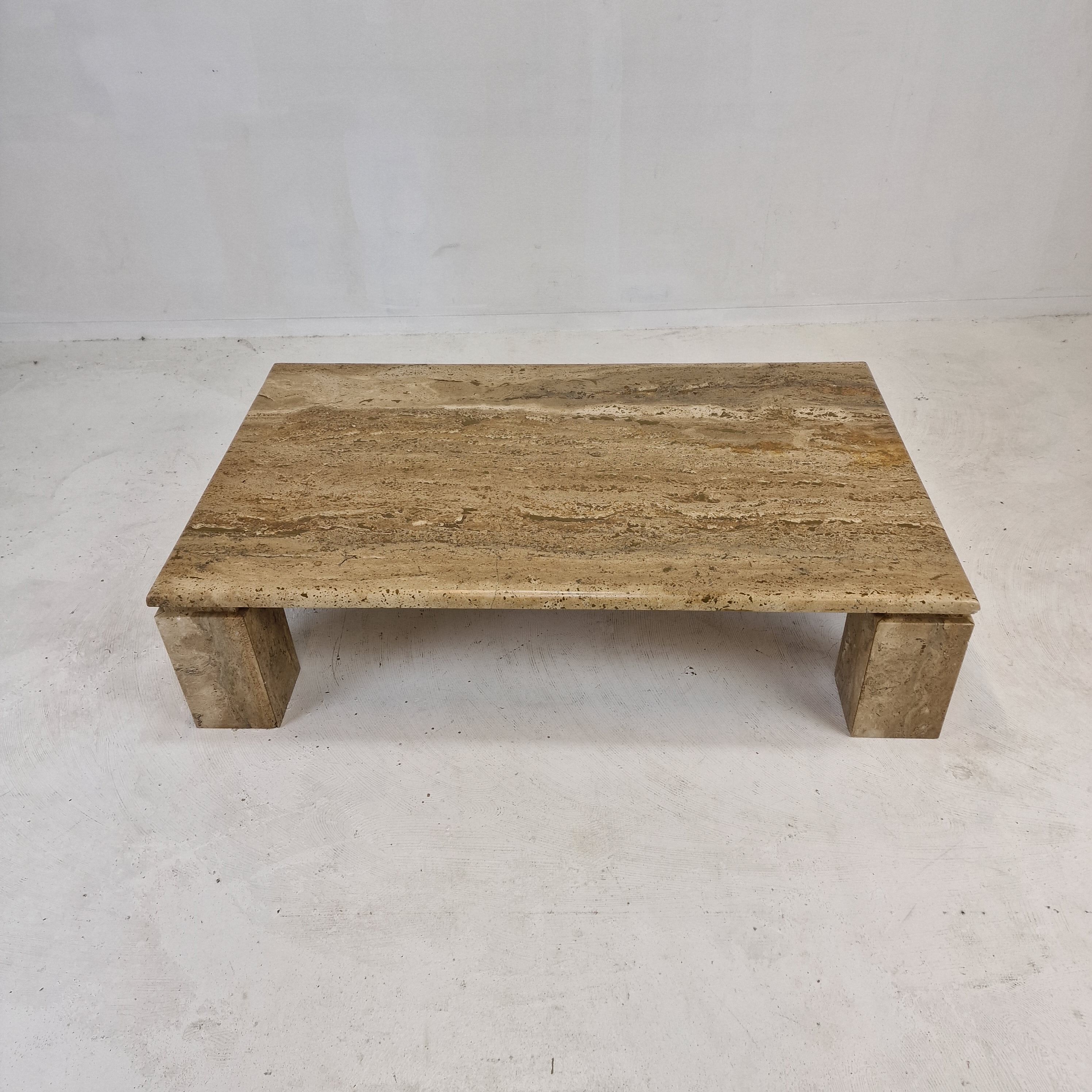 Table basse italienne en travertin, années 1980