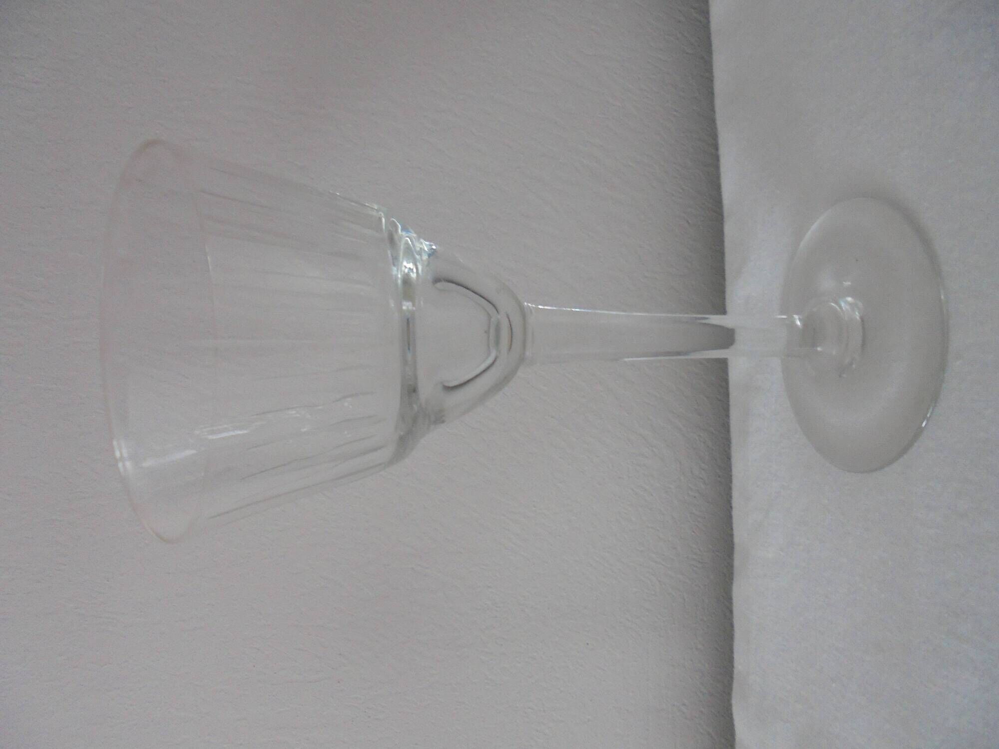 Lot A 6 glasses of chiseled crystal wine Height 15.5 cm Diameter edge sup. 8 cm