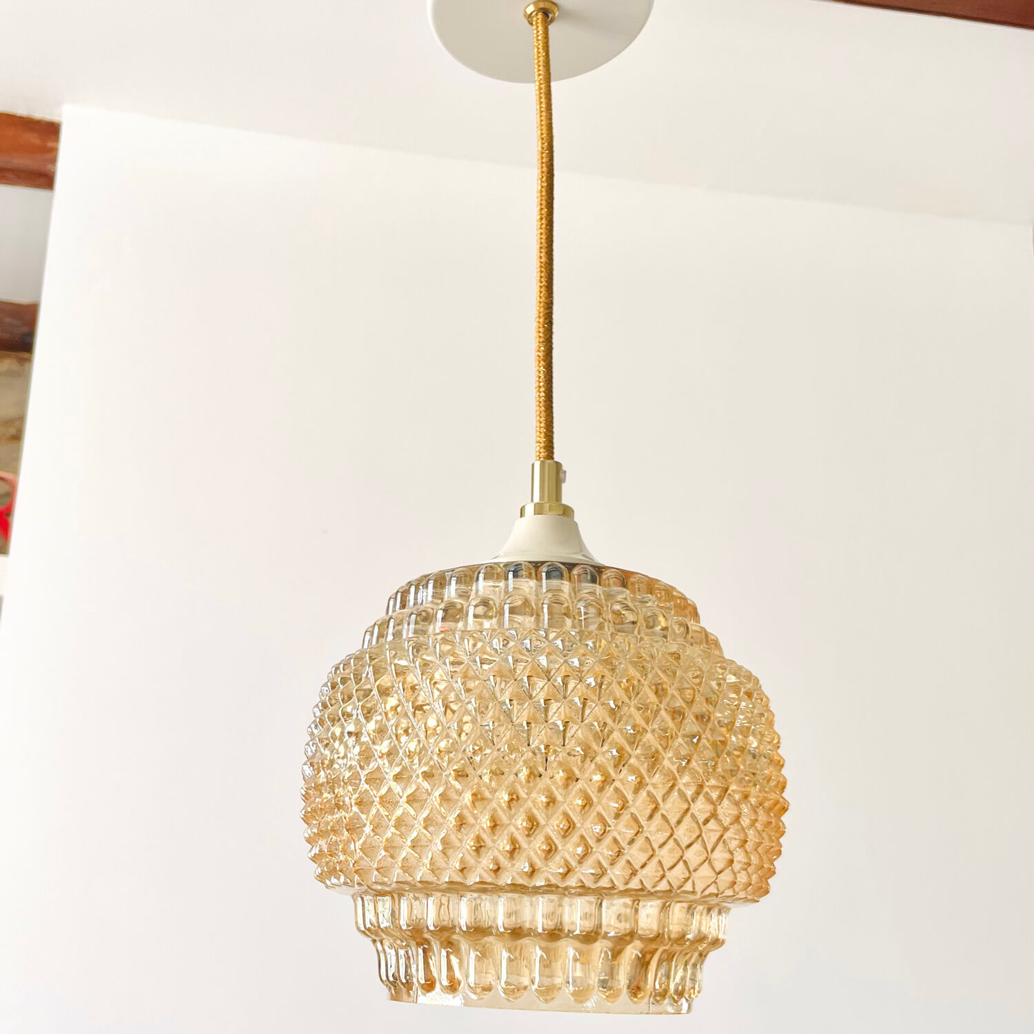 Suspension in iridescent molded glass