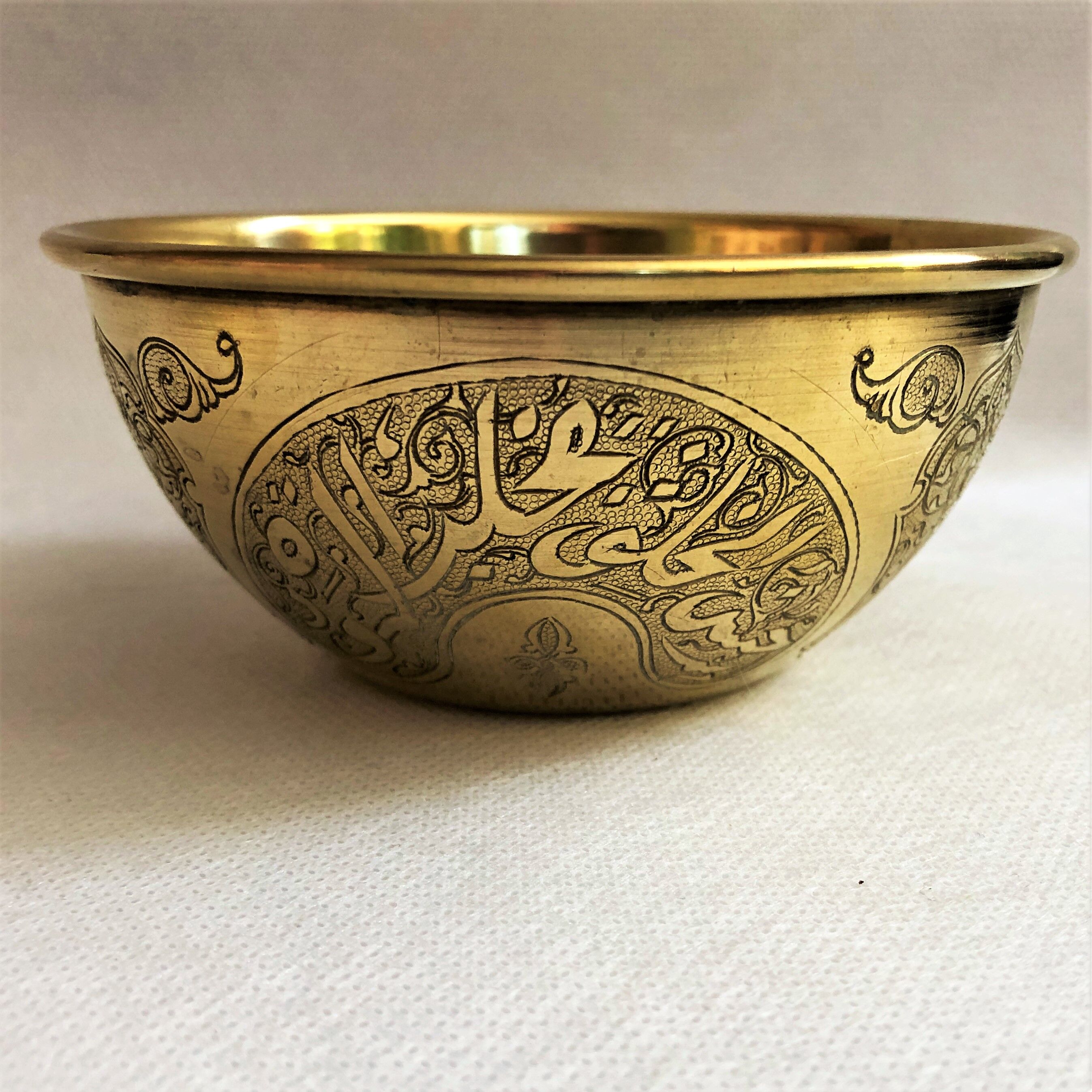 Set of 3 bowls in orient chiseled brass