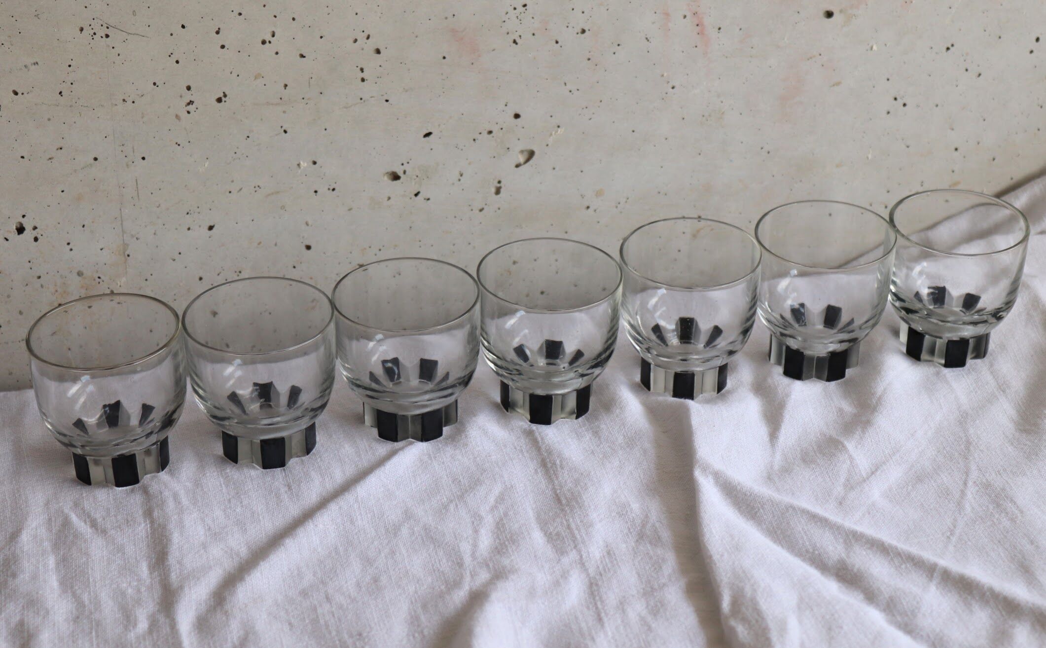 7 verres à shooter / liqueur art déco blanc et noir