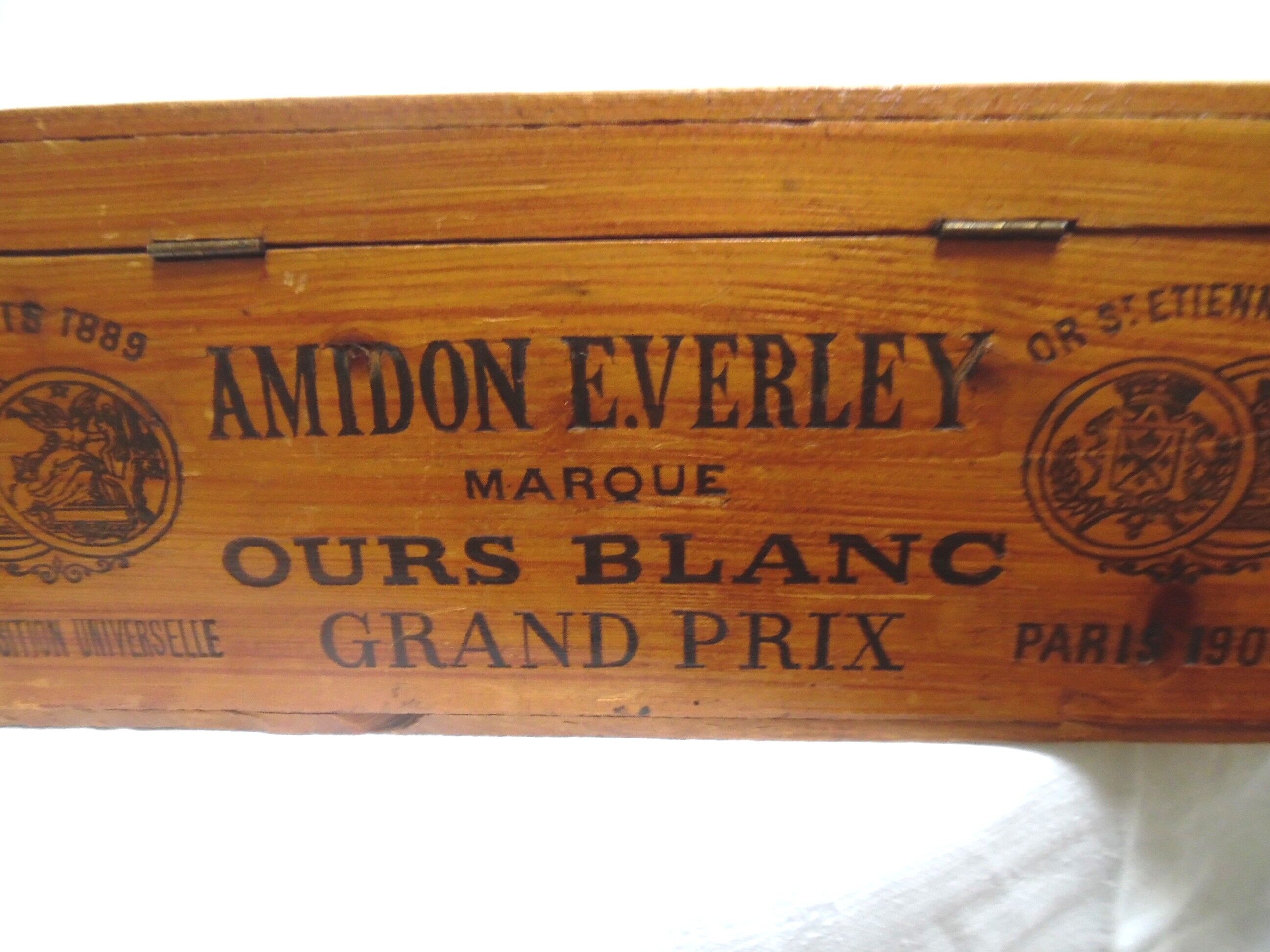 Wooden box advertising white bear starch