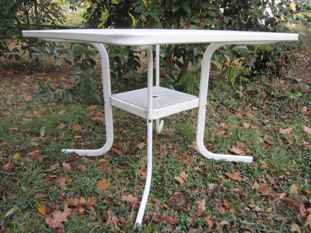 Table de jardin en métal perforé Emu