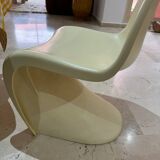 Chaise design en plastique style Panton
