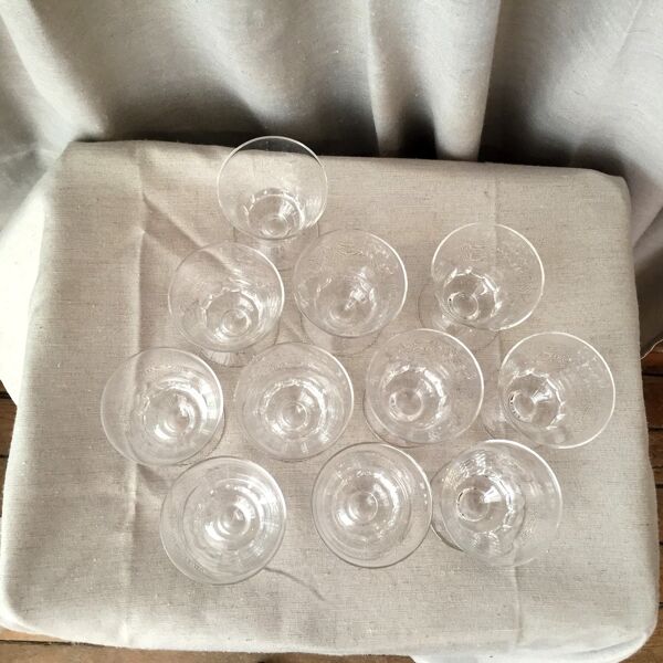 Suite de 11 verres a vin cuit ou porto en verre sobre et elegant