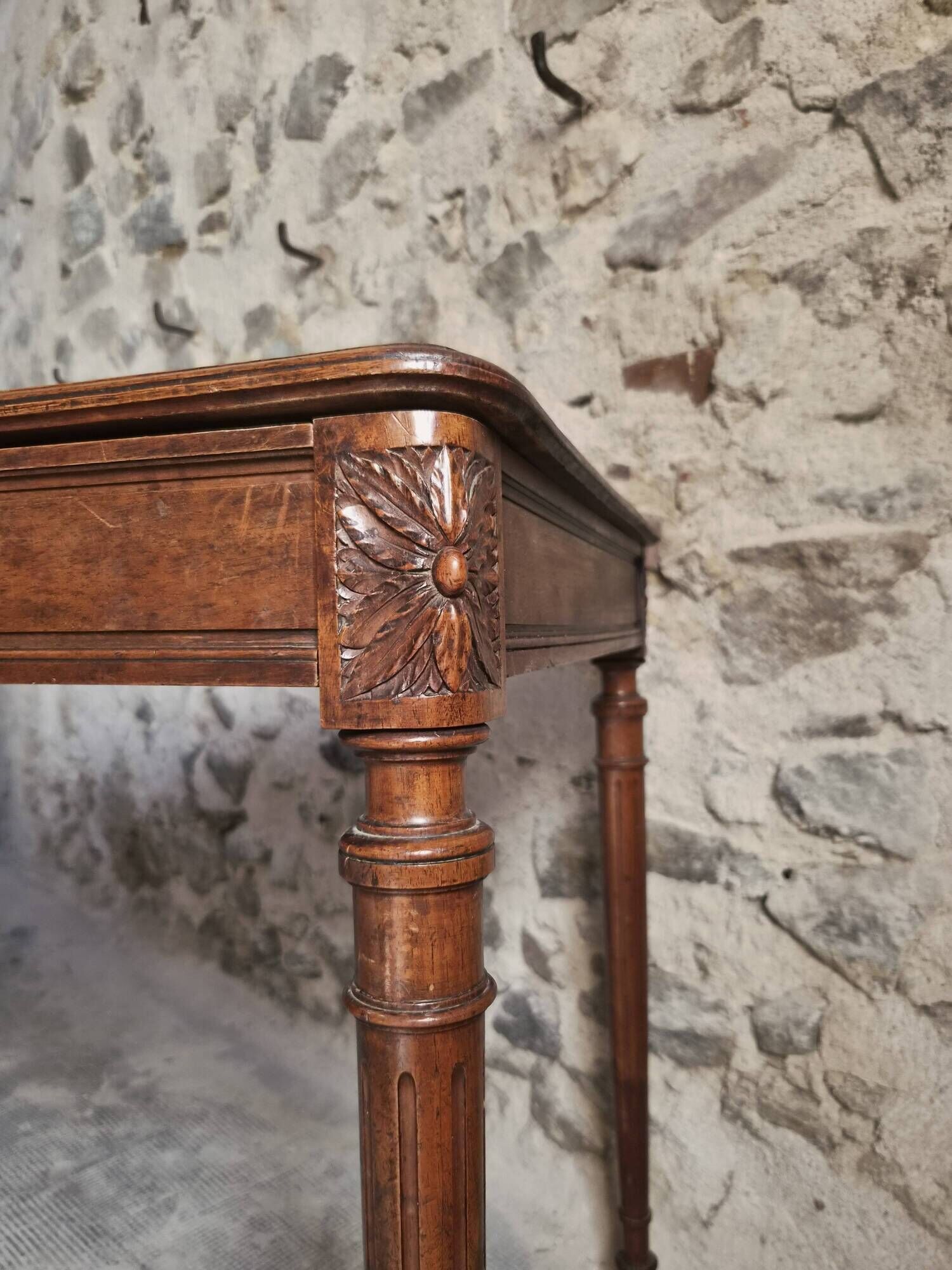French antique writing desk in walnut, Louis XVI style, late 19th century, circa 1880–1900.