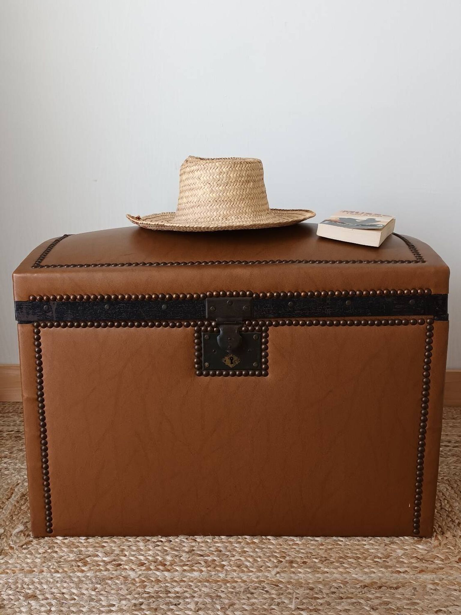 Malle bombée en bois et simili cuir vintage