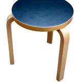 Tabouret Alvar Aalto 60 plateau en linoléum noir