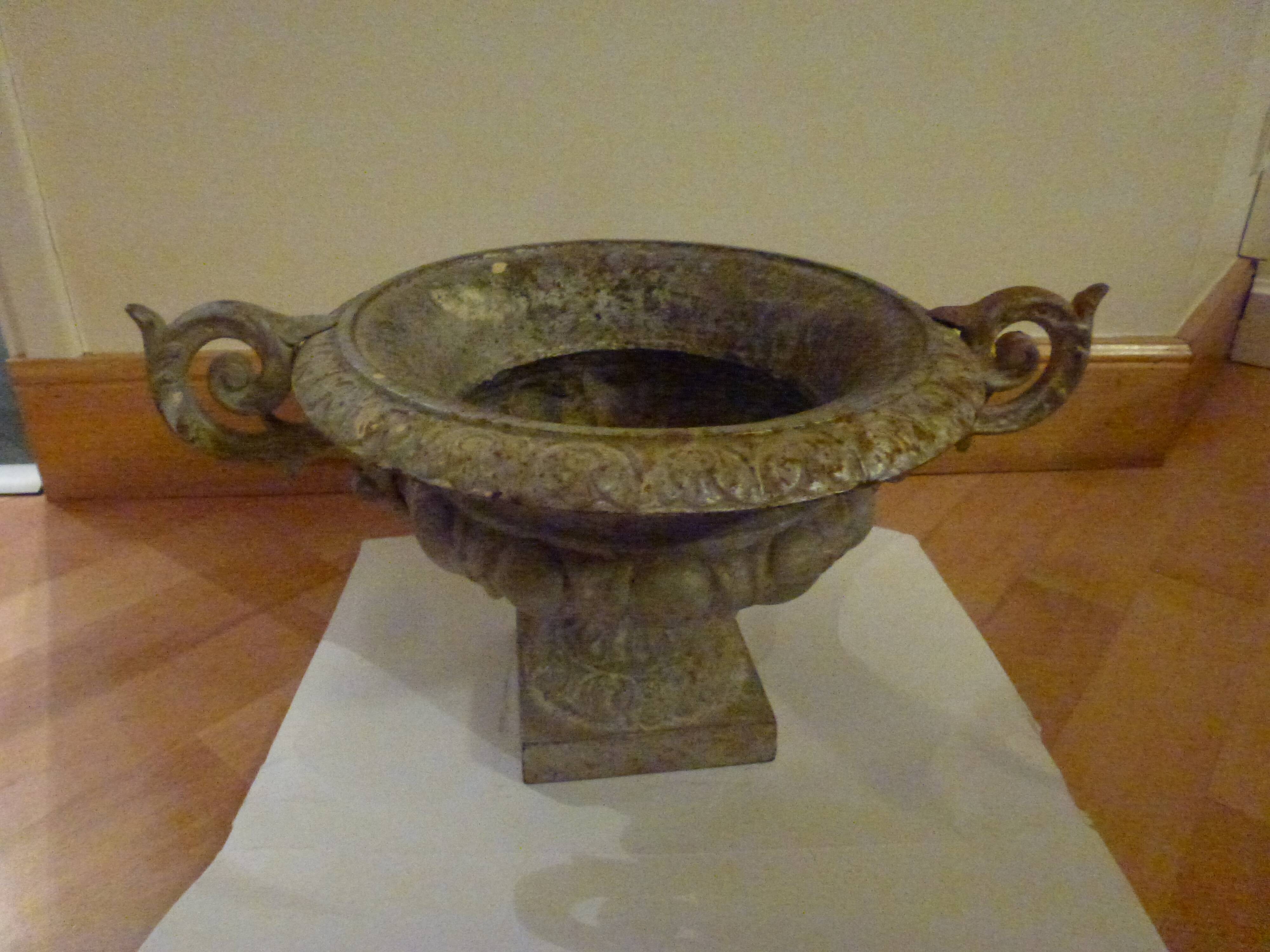 Medicis basin model Chambort in cast iron