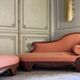 Paire de méridiennes en acajou sculpté et plaqué milieux xixème siècle