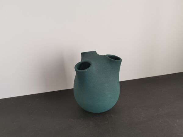 Vase contemporain en céramique forme libre asymétrique