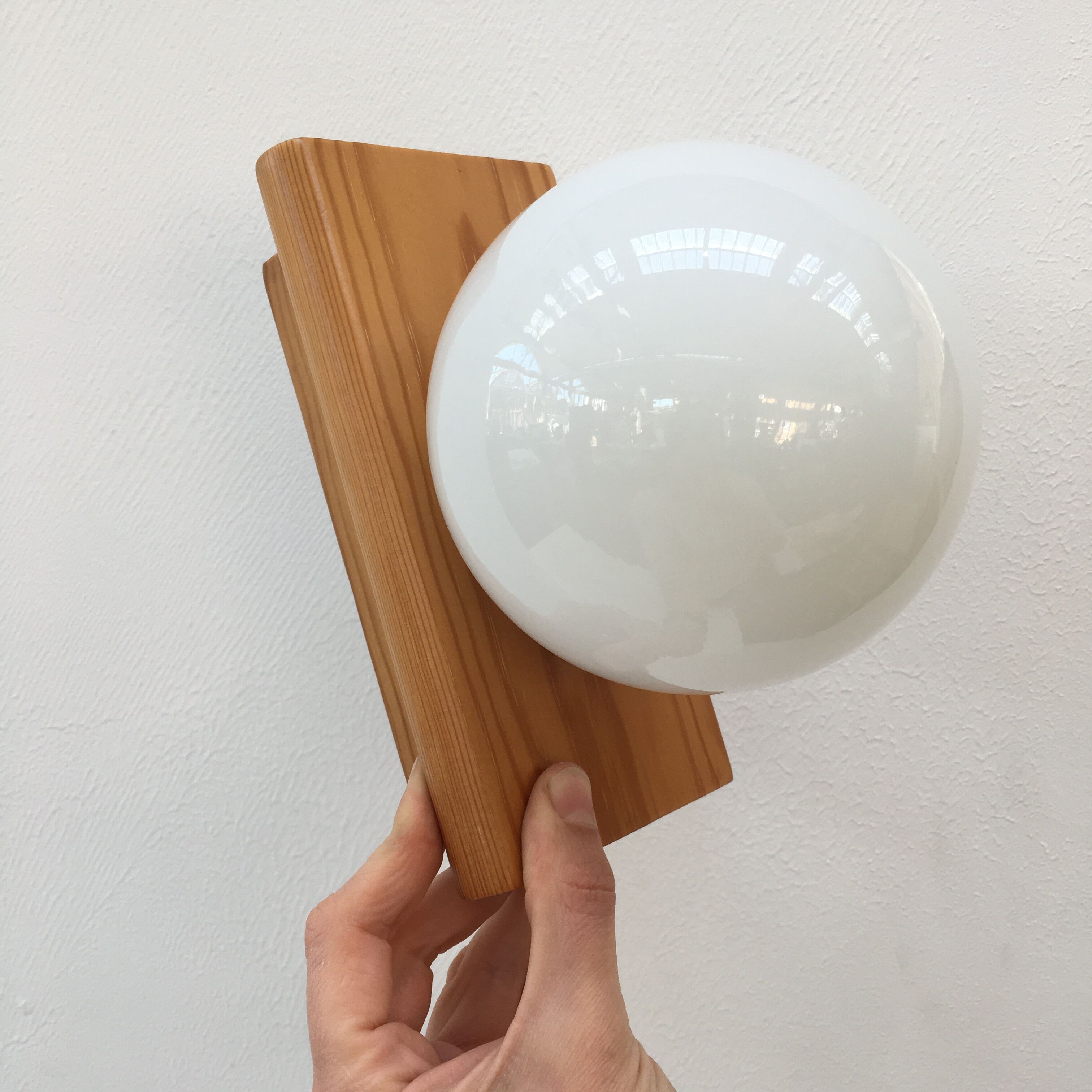 Modernist wall lamp in pine and opaline