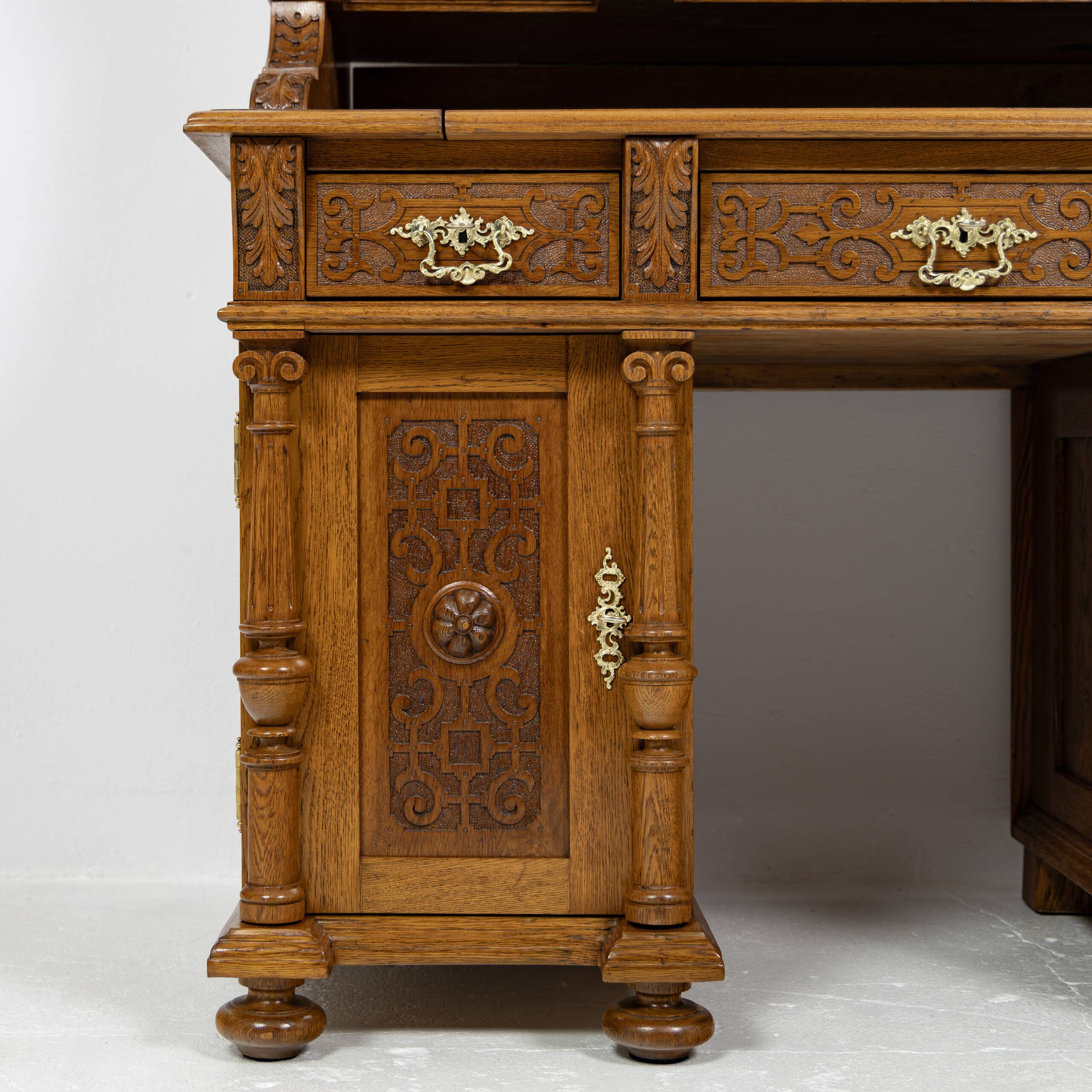 Grand Neo-Renaissance ministerial desk with steps in oak - circa 1880-1890
