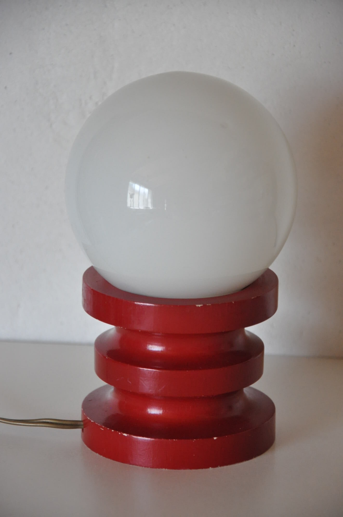 Lampe bois laqué et opaline vintage