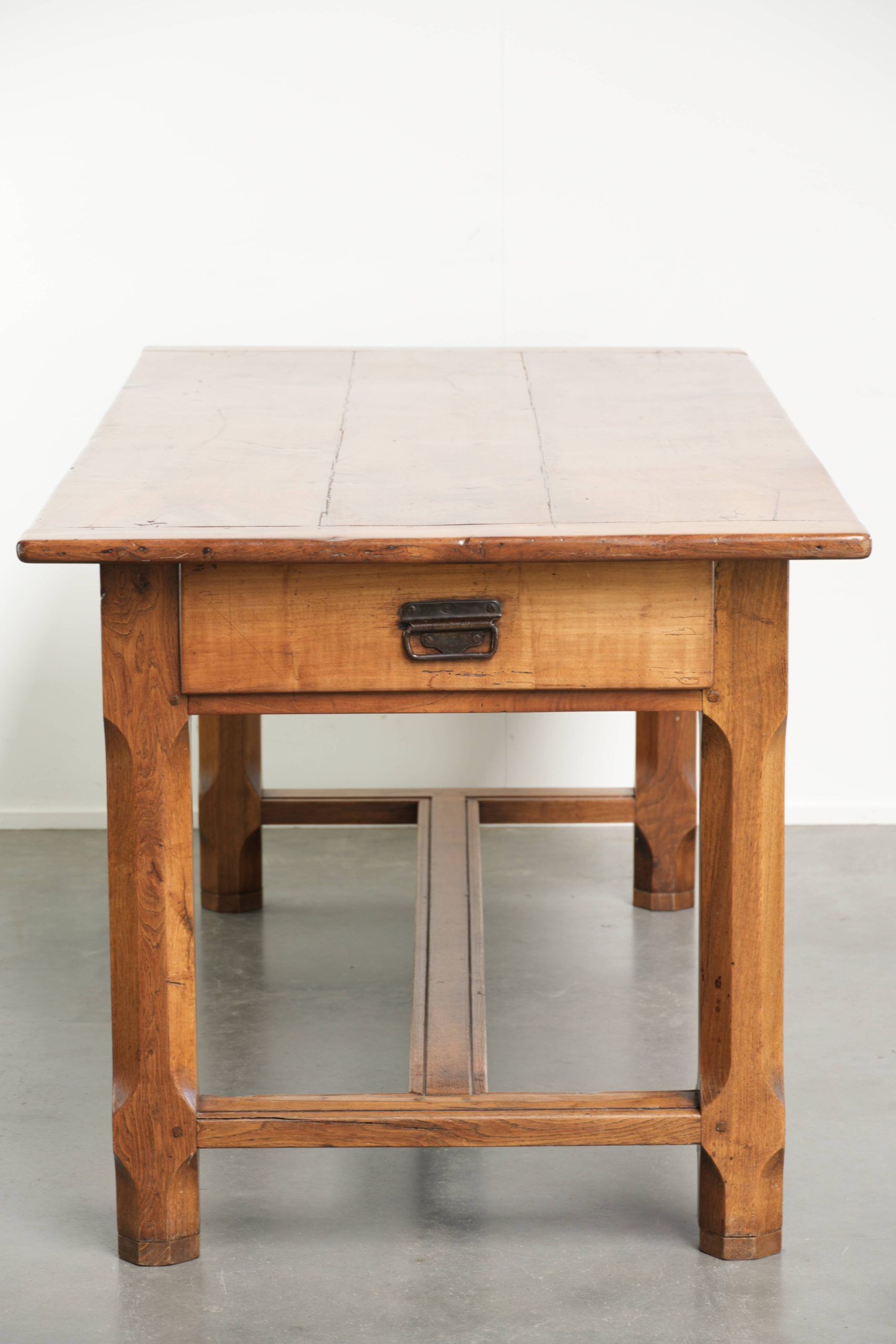 French dining table from the 18th century with a fruitwood top and oak base