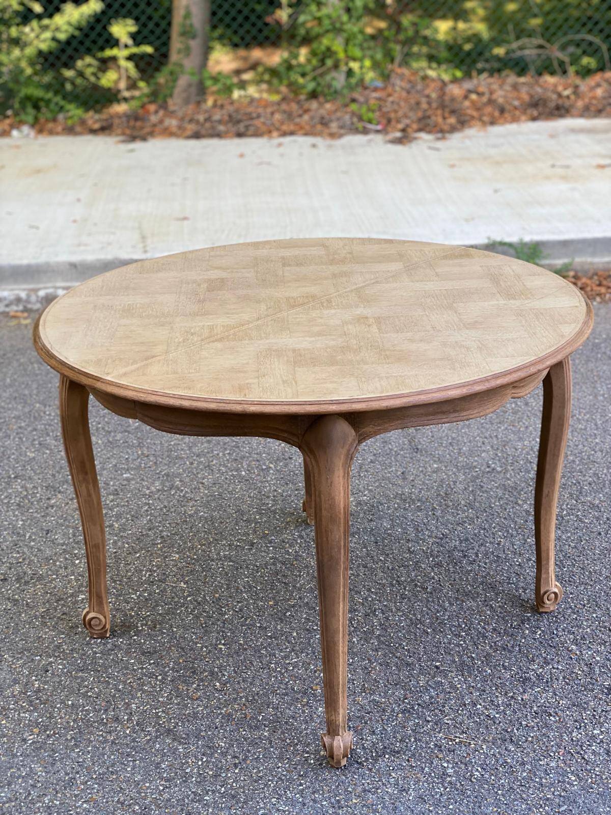 Table à manger ronde Louis XV rénovée en bois brut 210cm