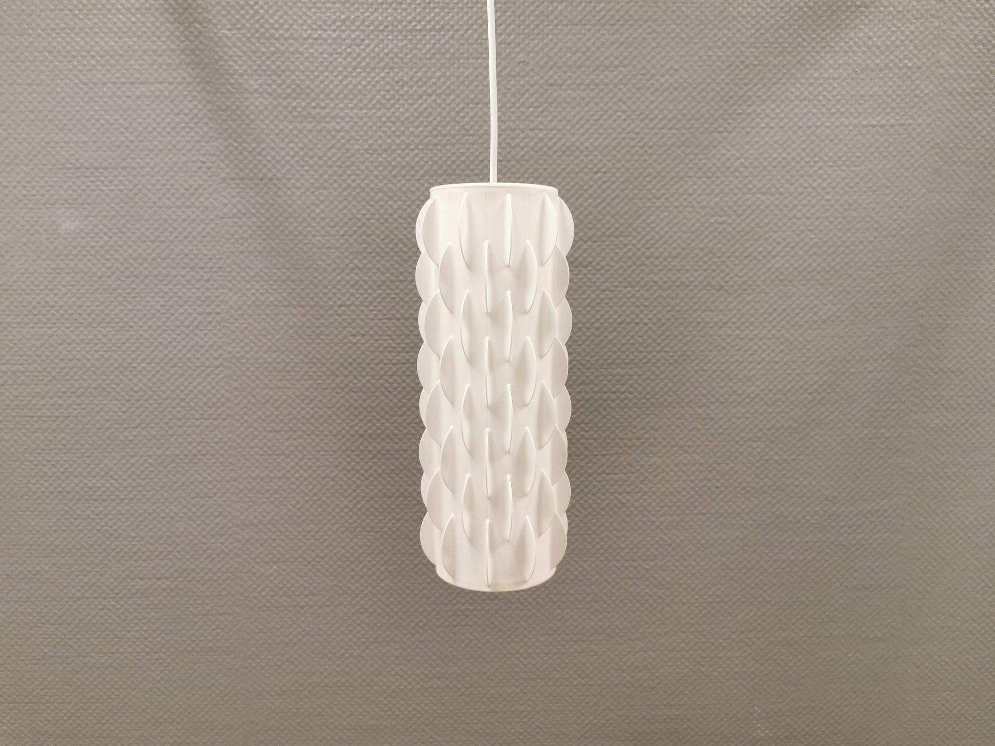 Lampe suspendue modèle Contour, conçue par Lars Schiøler et réalisée par Høyrup Lighting dans les années 1970.